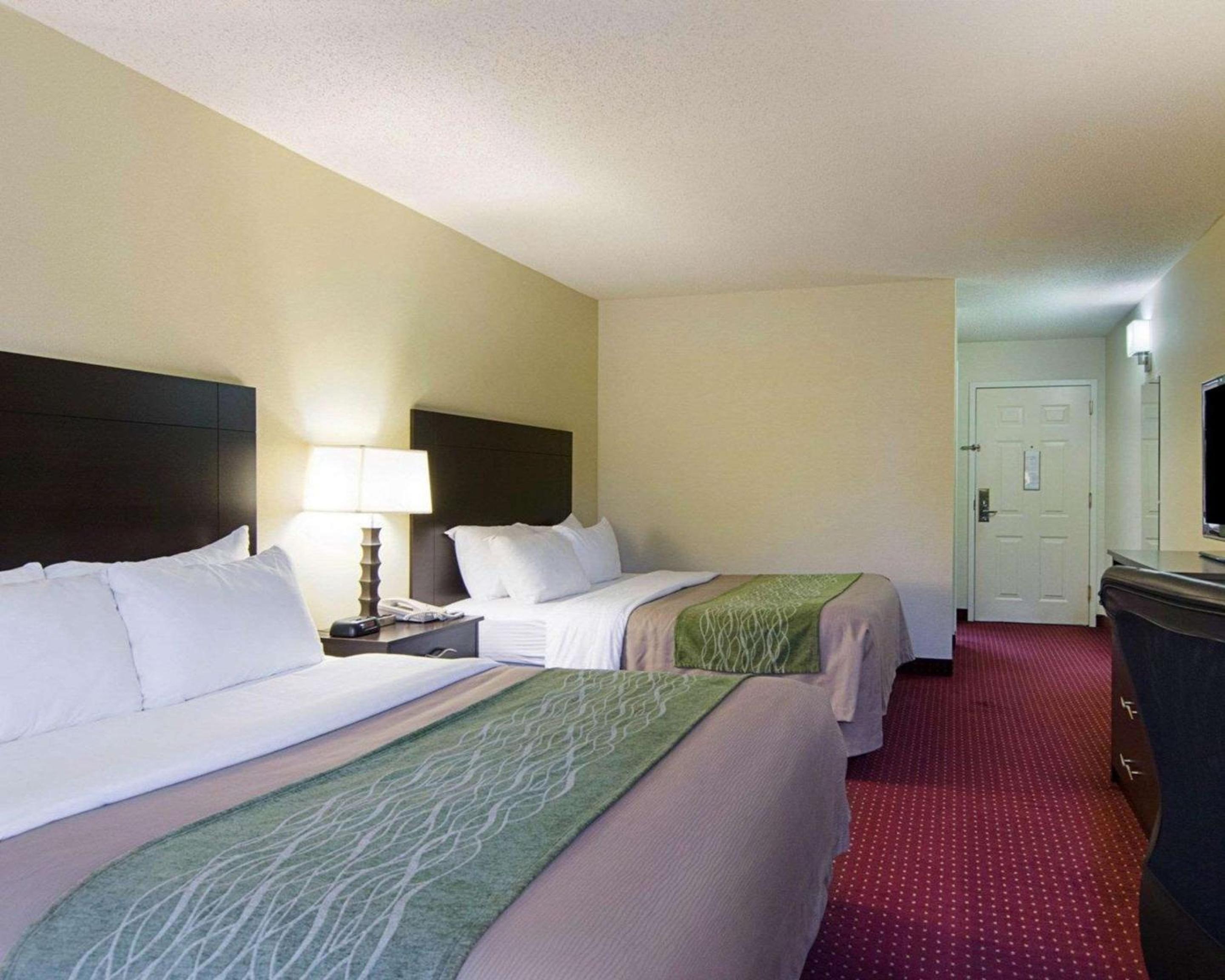 Queen Room with Two Queen Beds - Non-Smoking - Photo 4