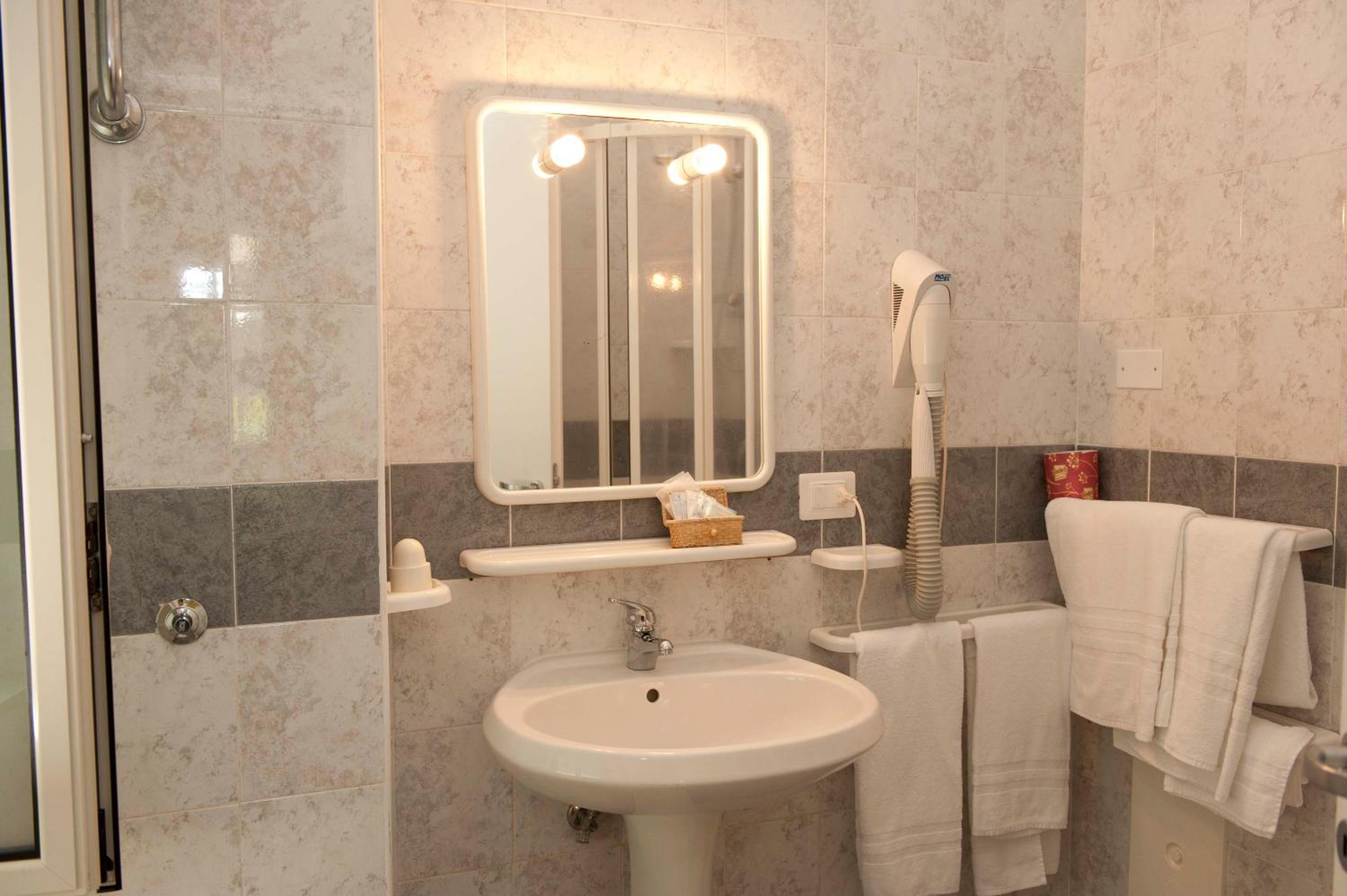 Suite (5 Adults) photo 2