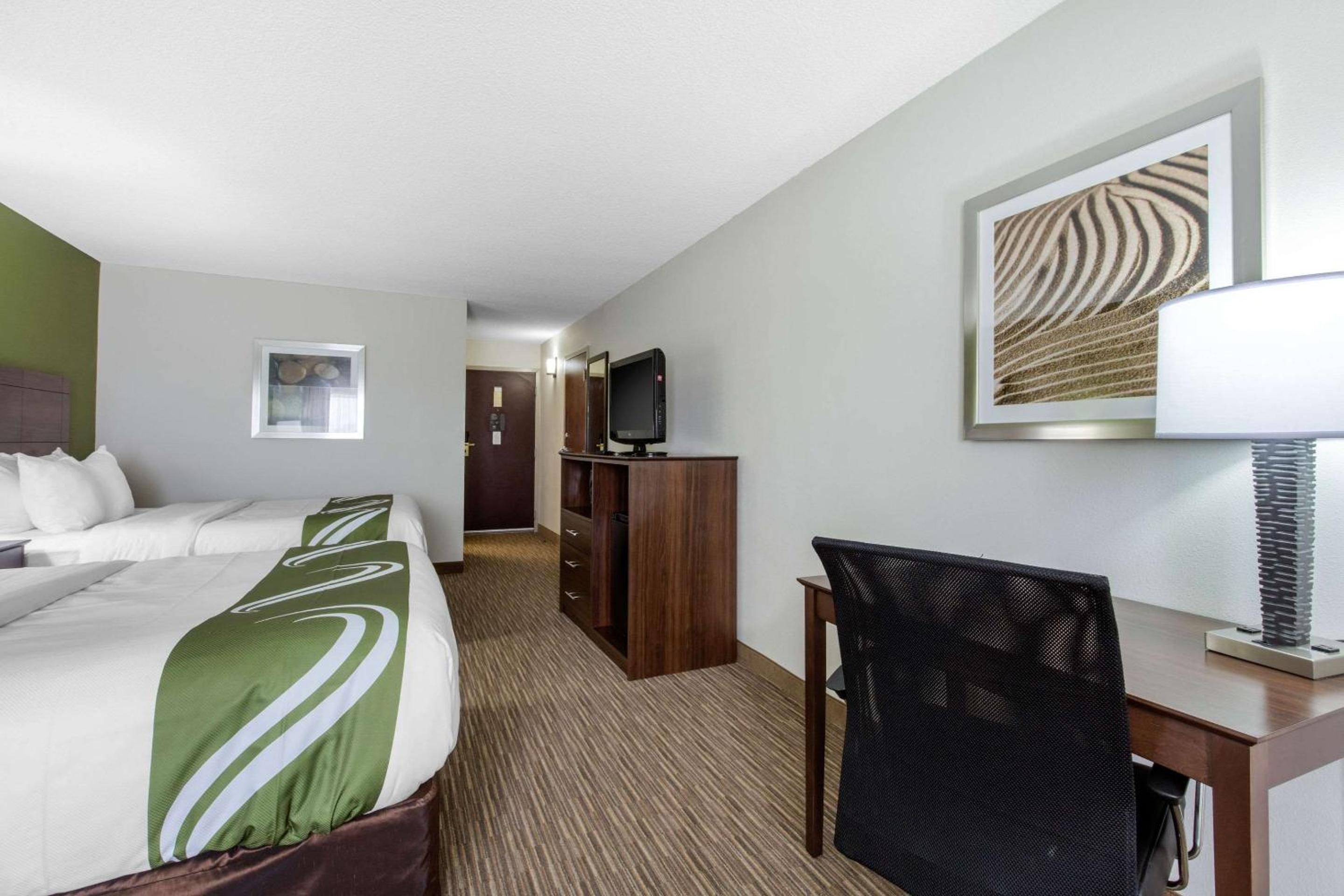 Queen Room with Two Queen Beds - Non-Smoking - Photo 4