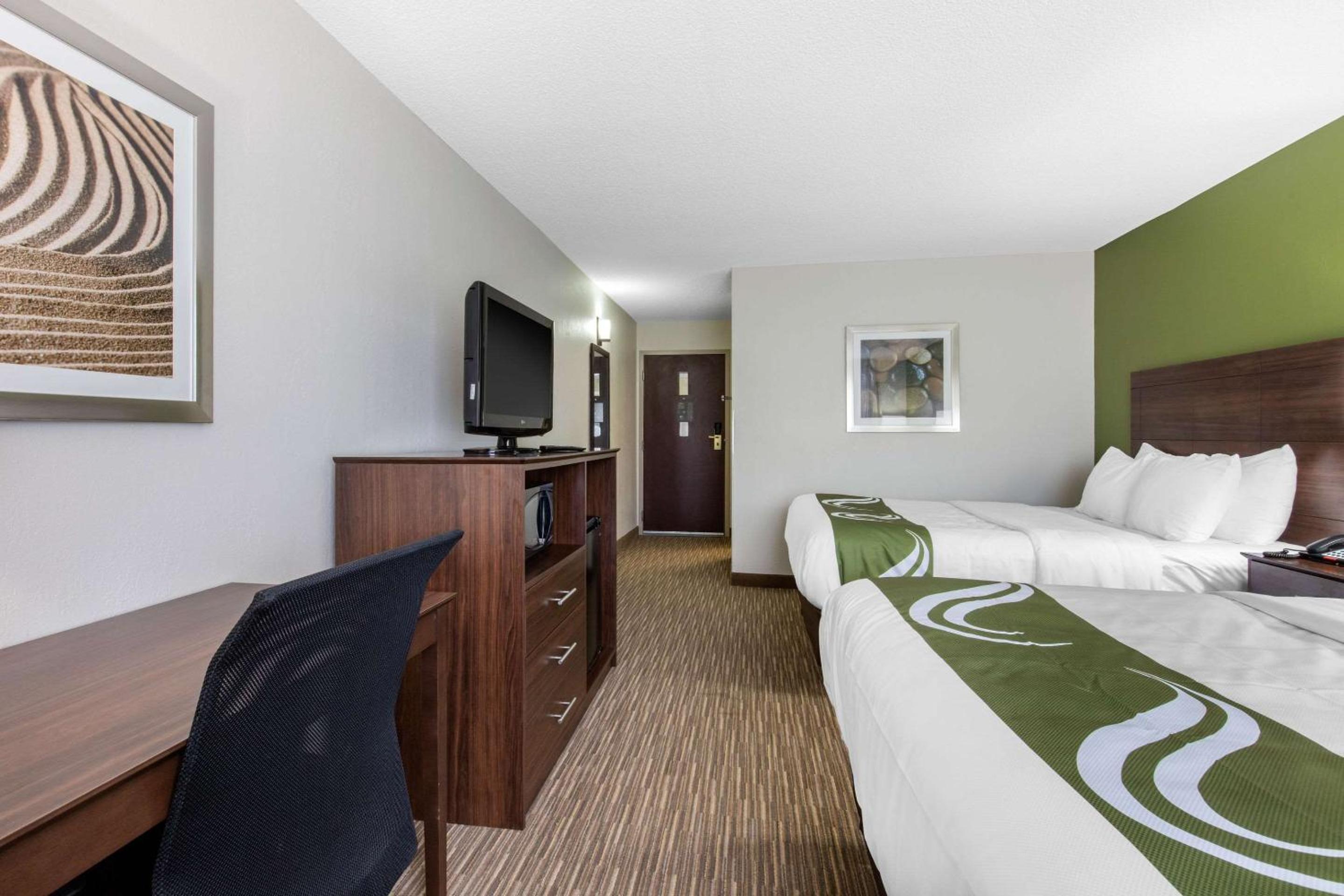 Queen Room with Two Queen Beds - Non-Smoking - Photo 3