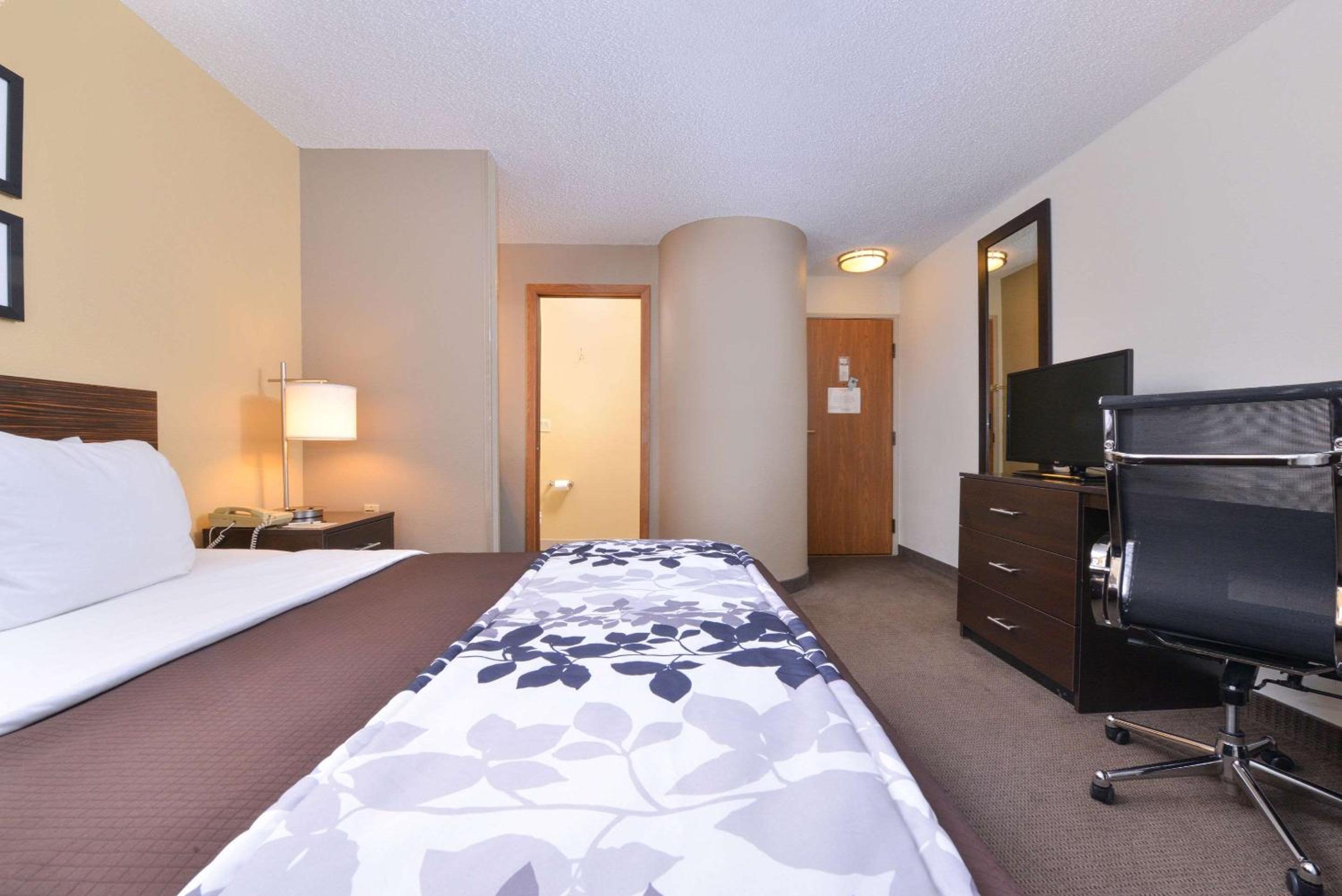 Queen Room - Non-Smoking - Photo 1