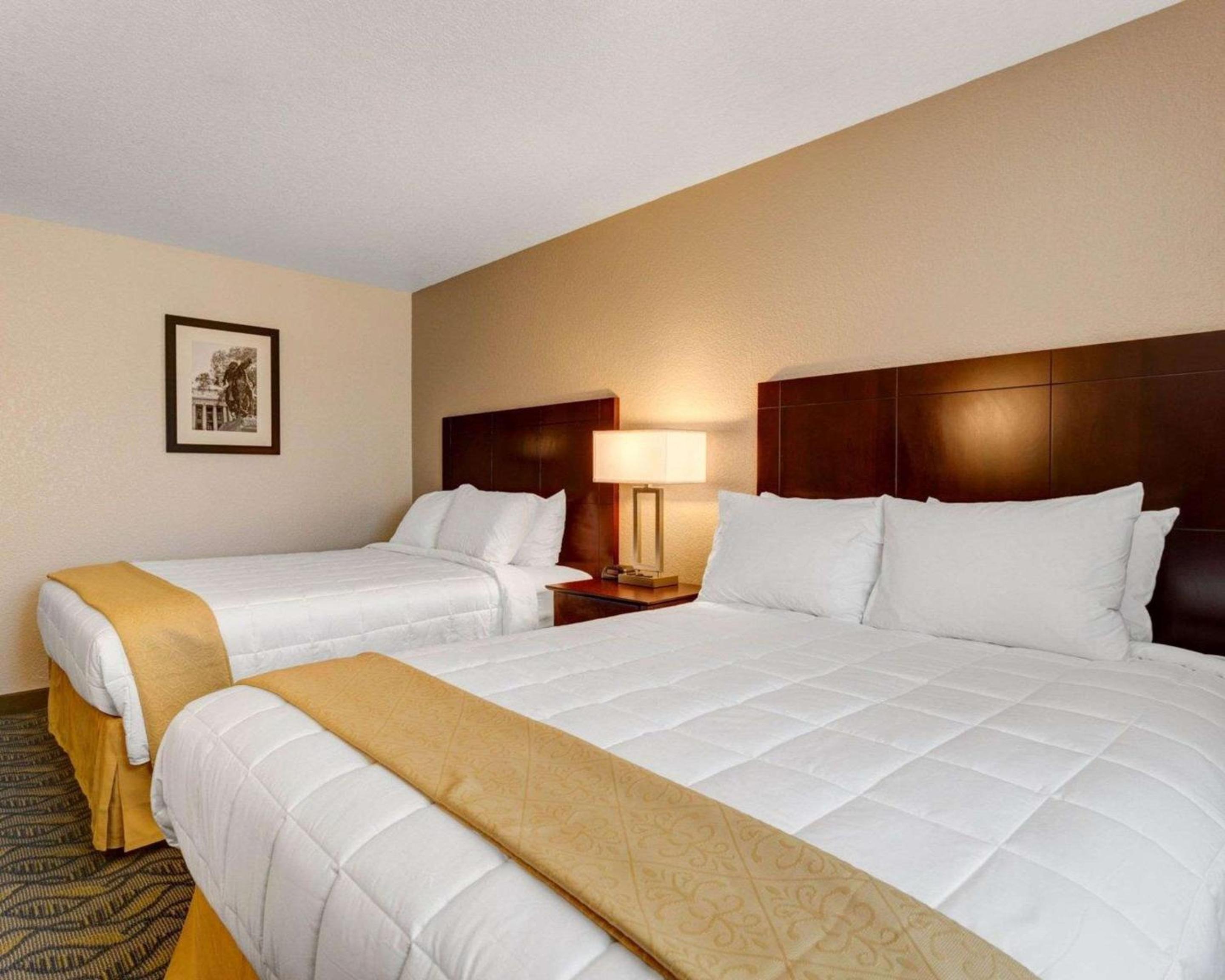 Queen Room with Two Queen Beds - Non-Smoking - Photo 1