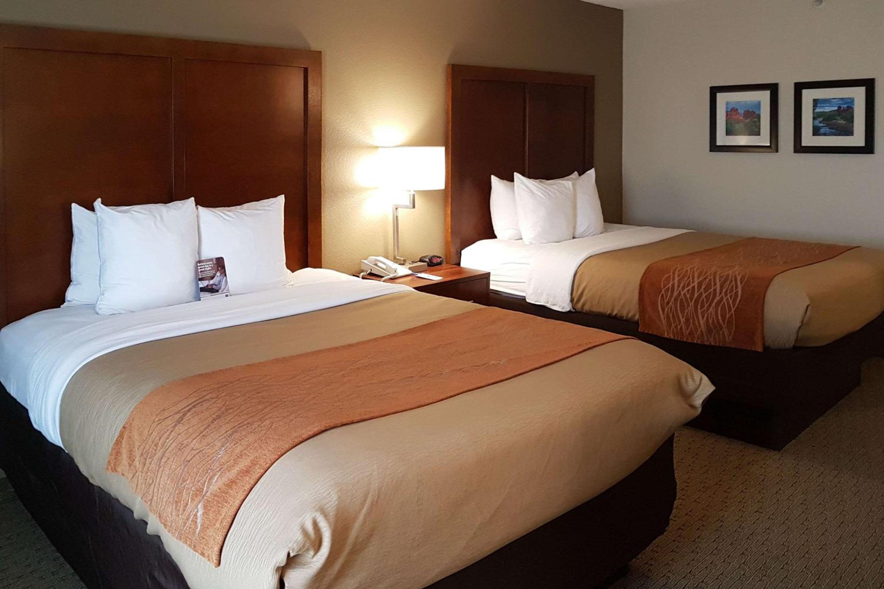 Queen Room with Two Queen Beds - Non-Smoking - Photo 4