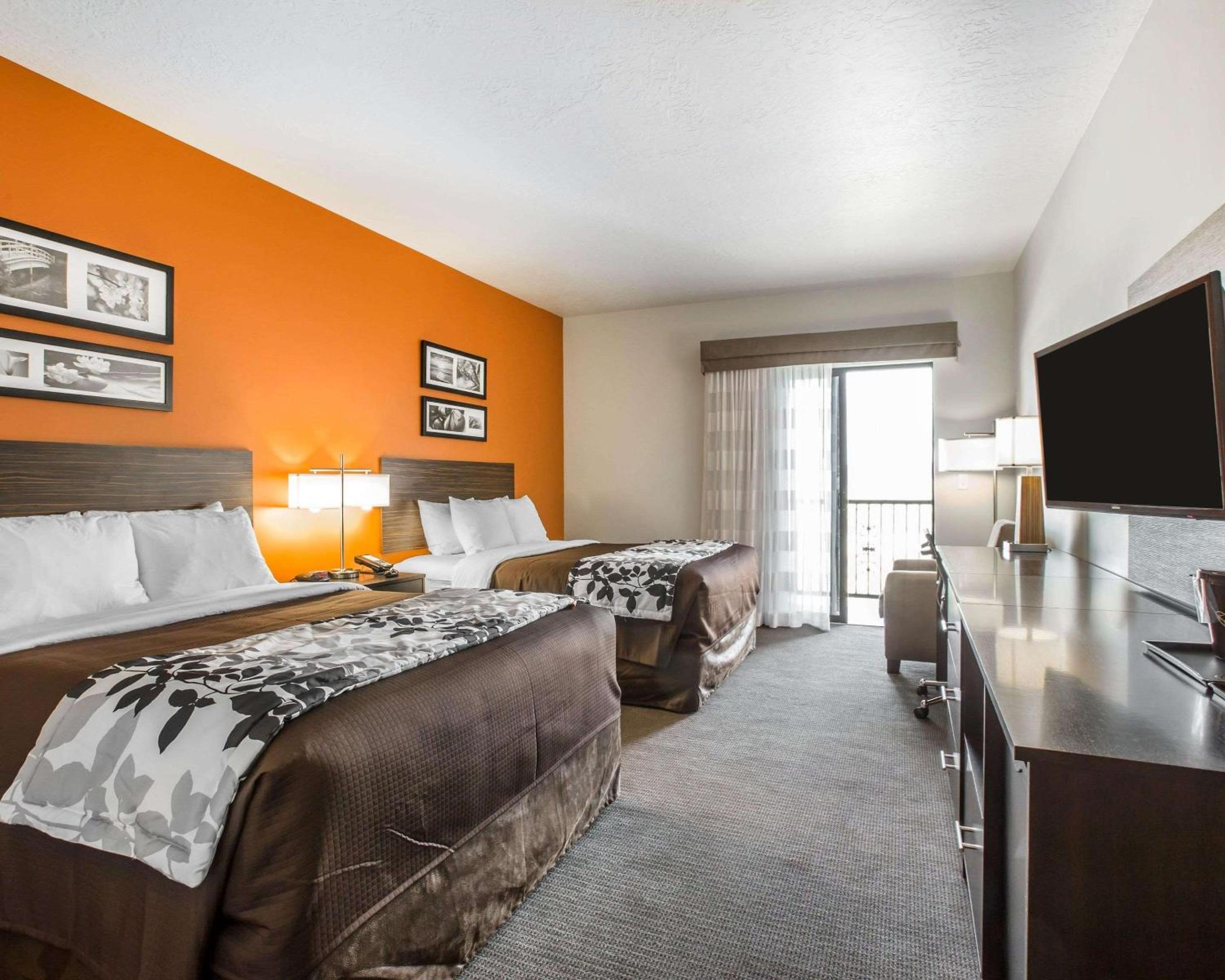2 Queen Beds with Balcony - Non Smoking photo 3