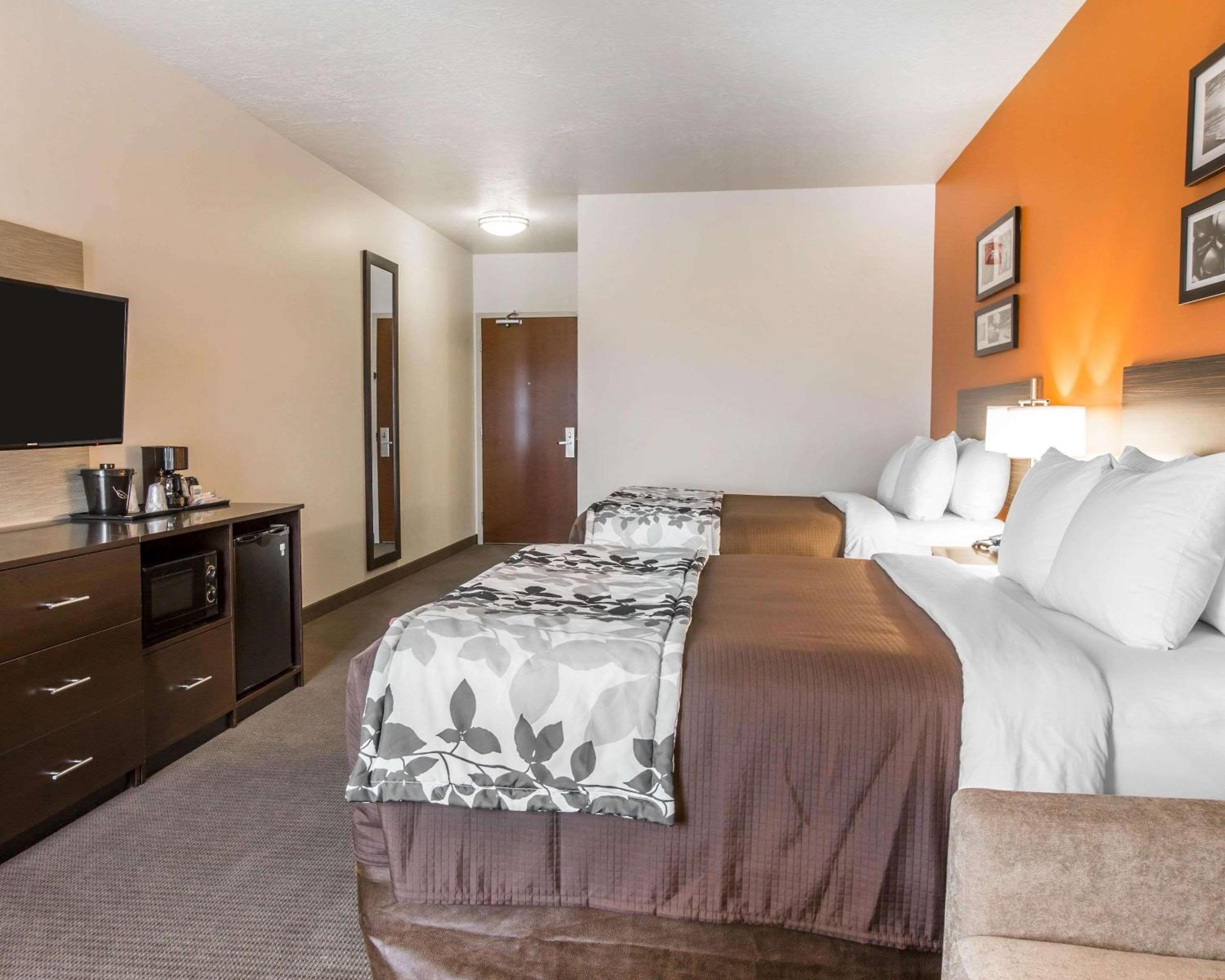2 Queen Beds with Balcony - Non Smoking photo 2