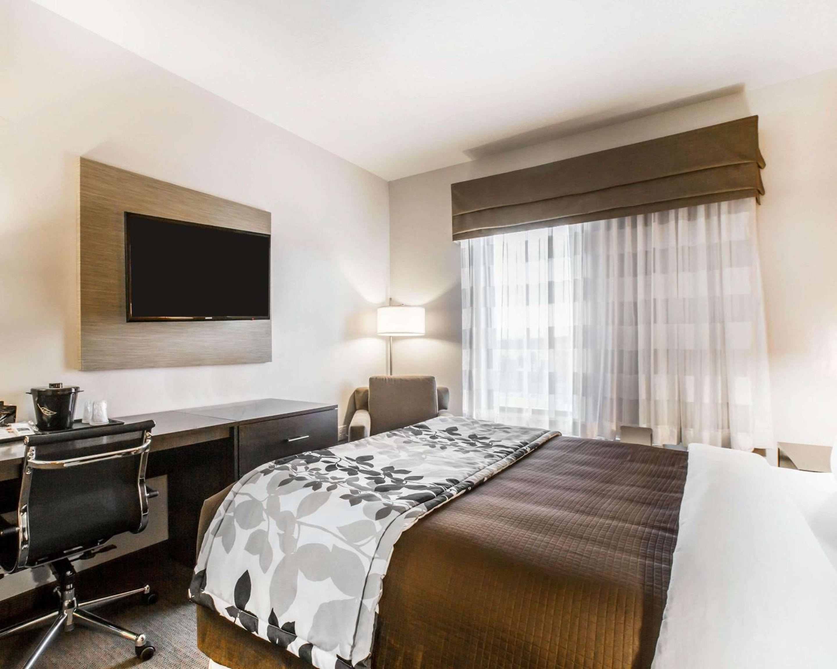 King Room with Balcony - Non Smoking photo 2