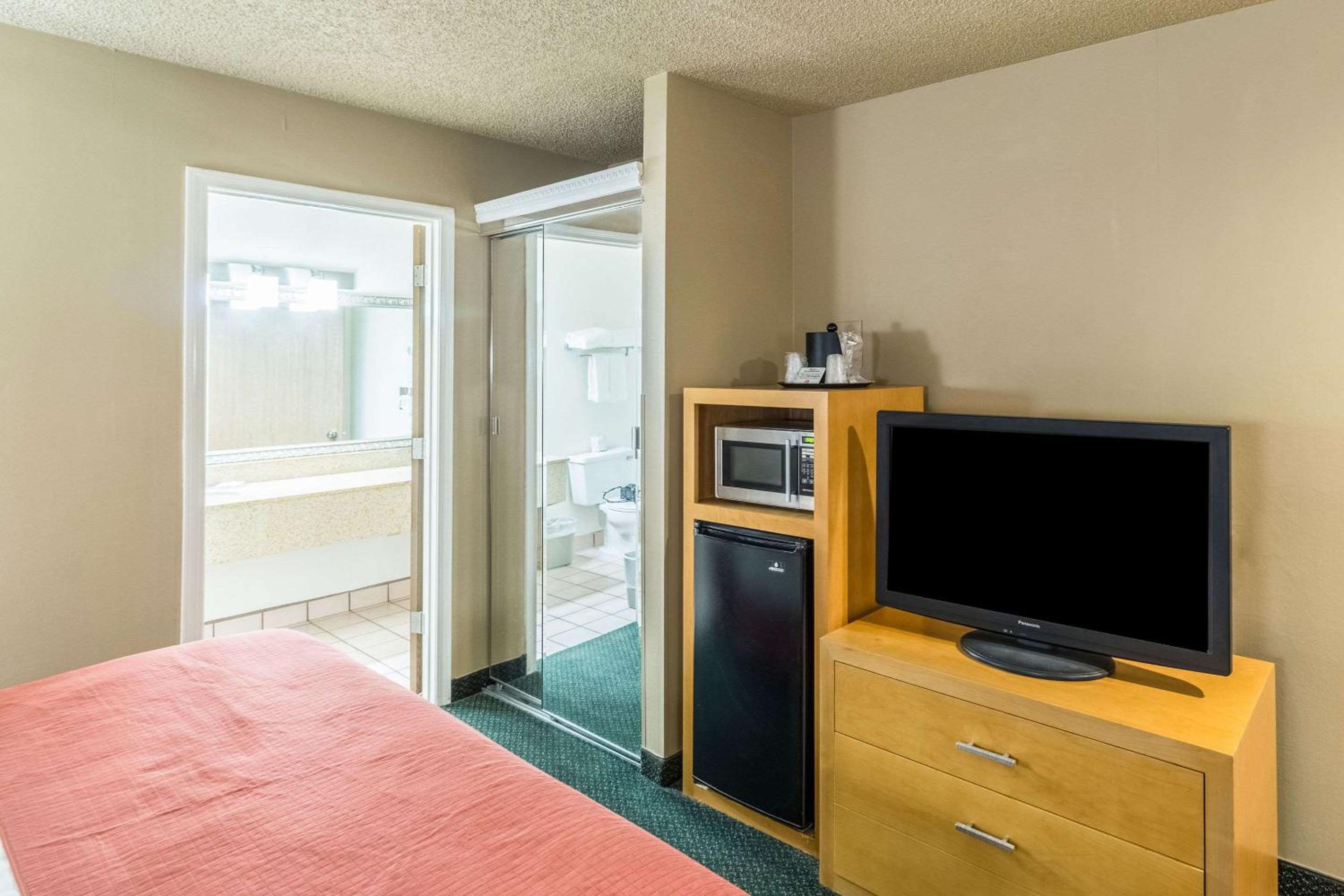 King Room - Non-Smoking - Photo 1