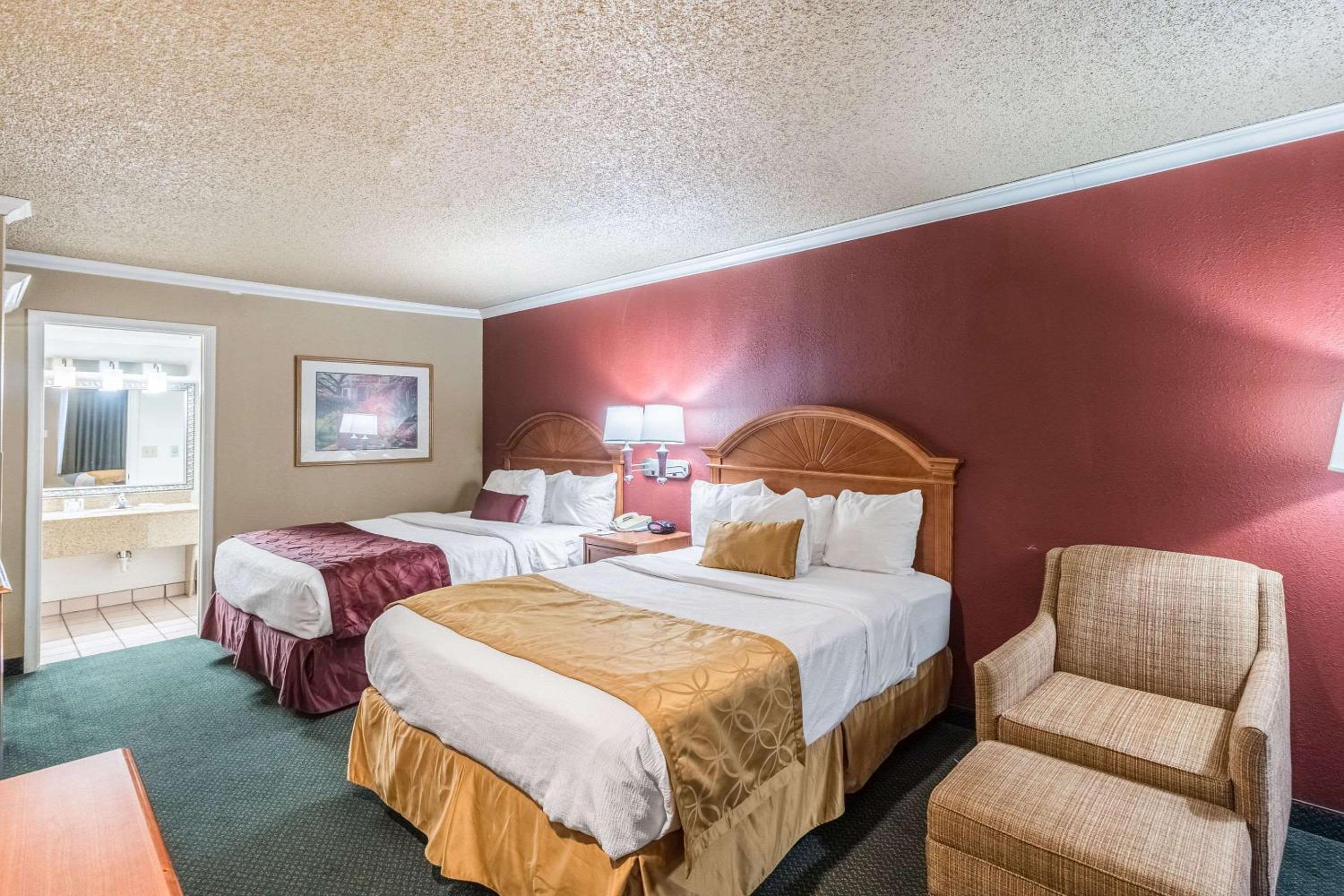 Queen Room with Two Queen Beds - Non-Smoking - Photo 1