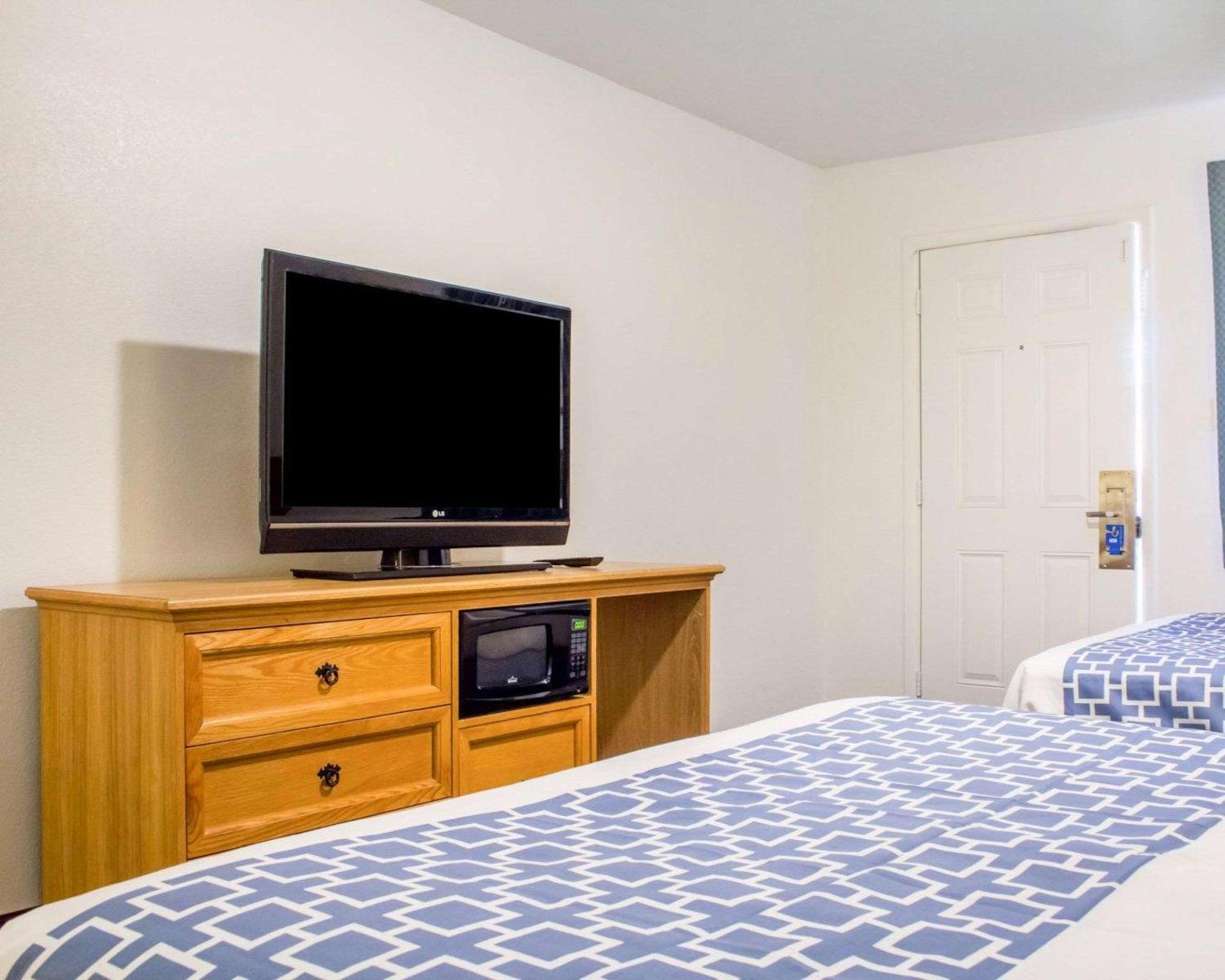 Queen Room with Two Queen Beds - Non-Smoking photo 3