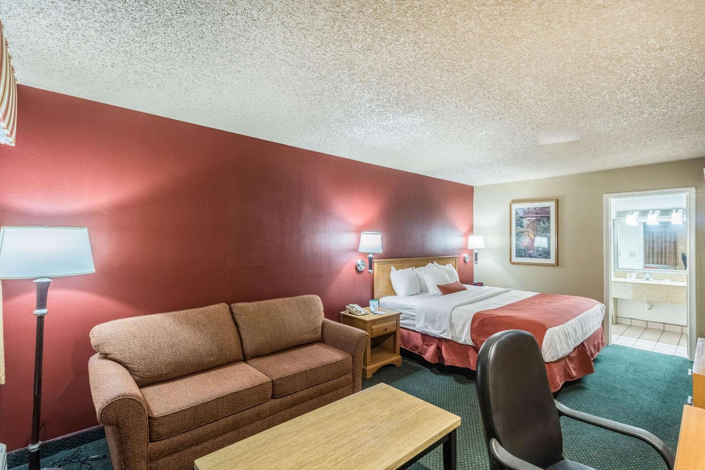 King Room with Sofa Bed - Non-Smoking - Photo 7