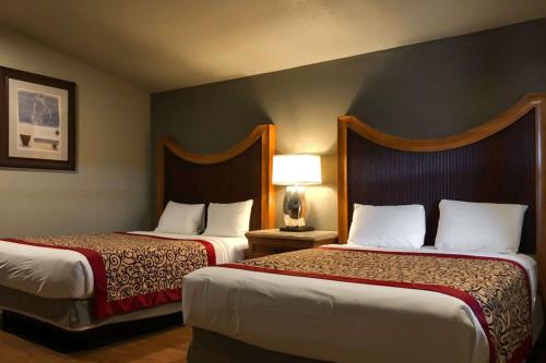 Deluxe Queen Room with Two Queen Beds photo 3