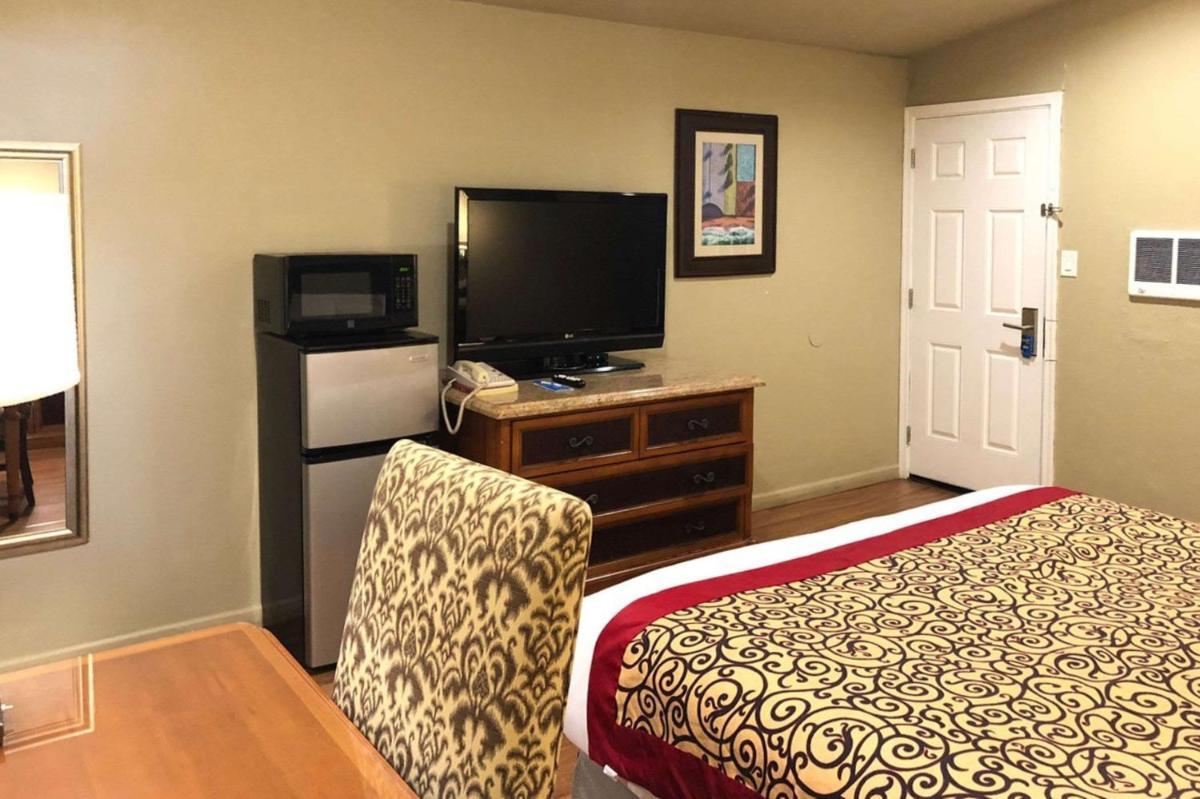 King Room - Non-Smoking photo 3