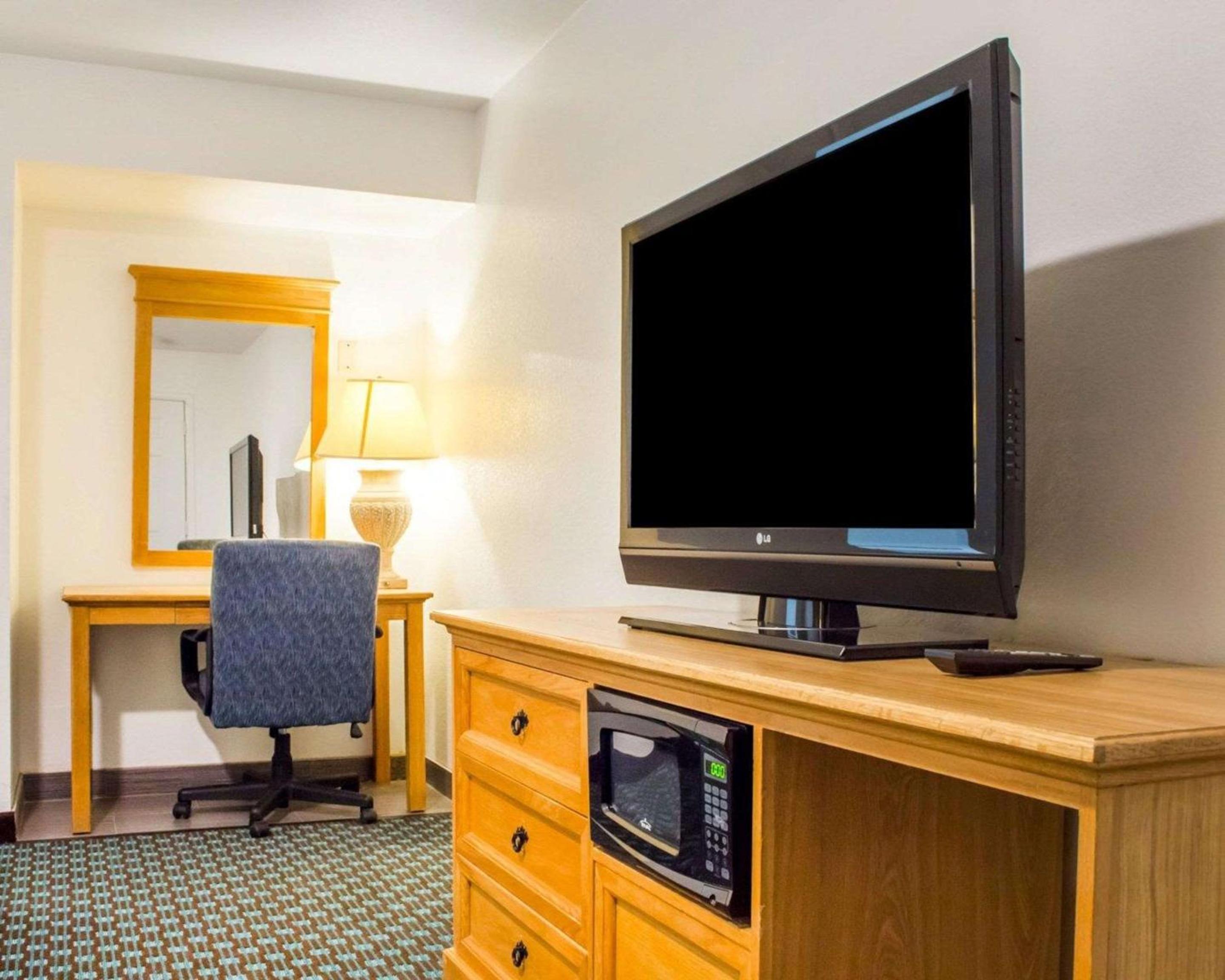 Queen Room with Two Queen Beds - Non-Smoking photo 2