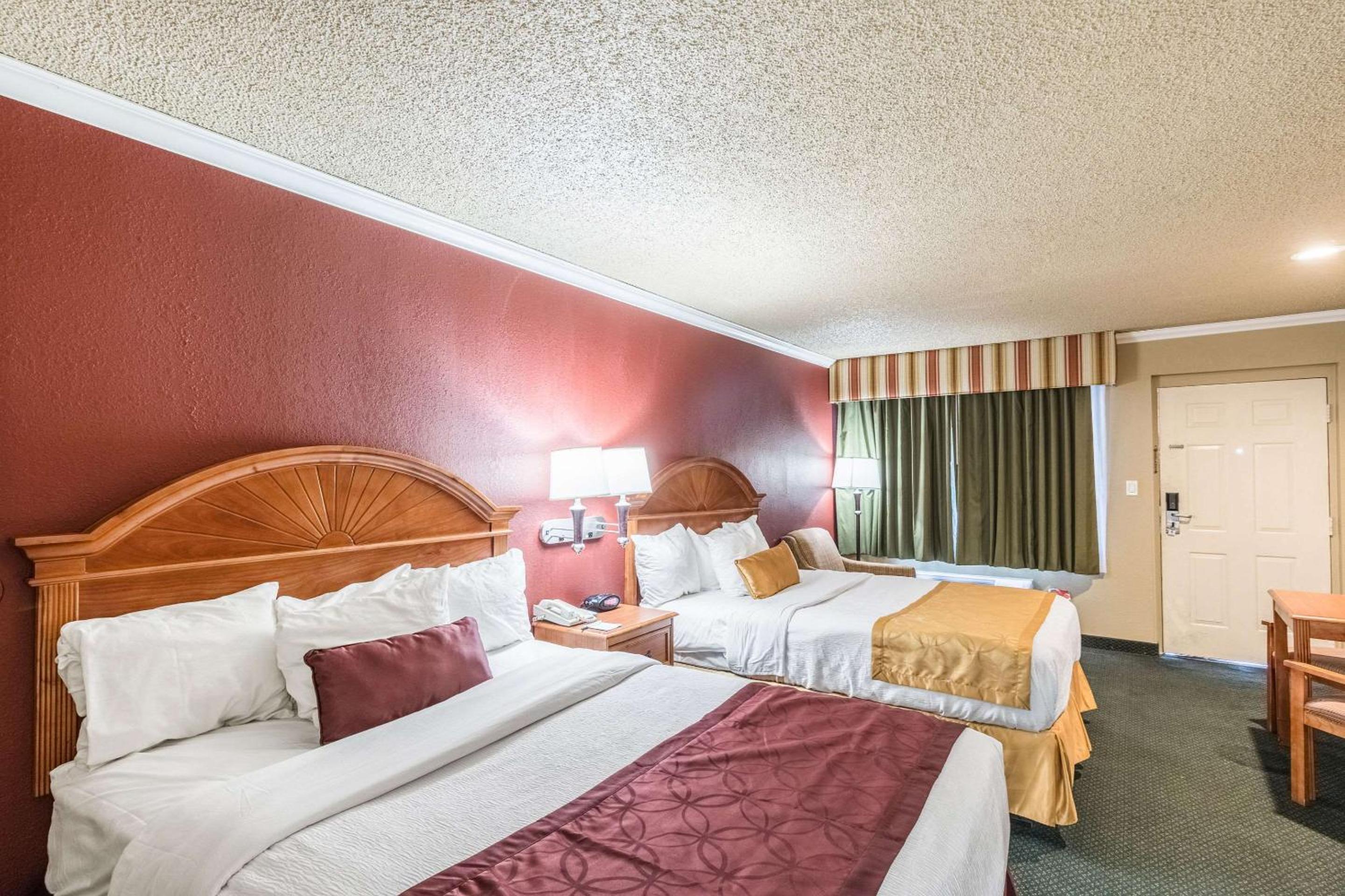 Queen Room with Two Queen Beds - Non-Smoking - Photo 3