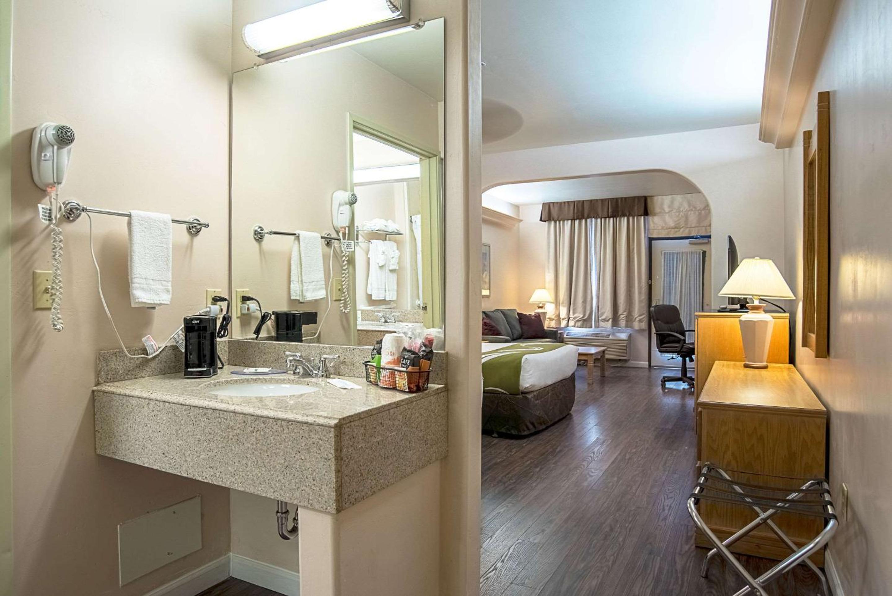 Queen Suite with Two Queen Beds - Non-Smoking - Photo 1
