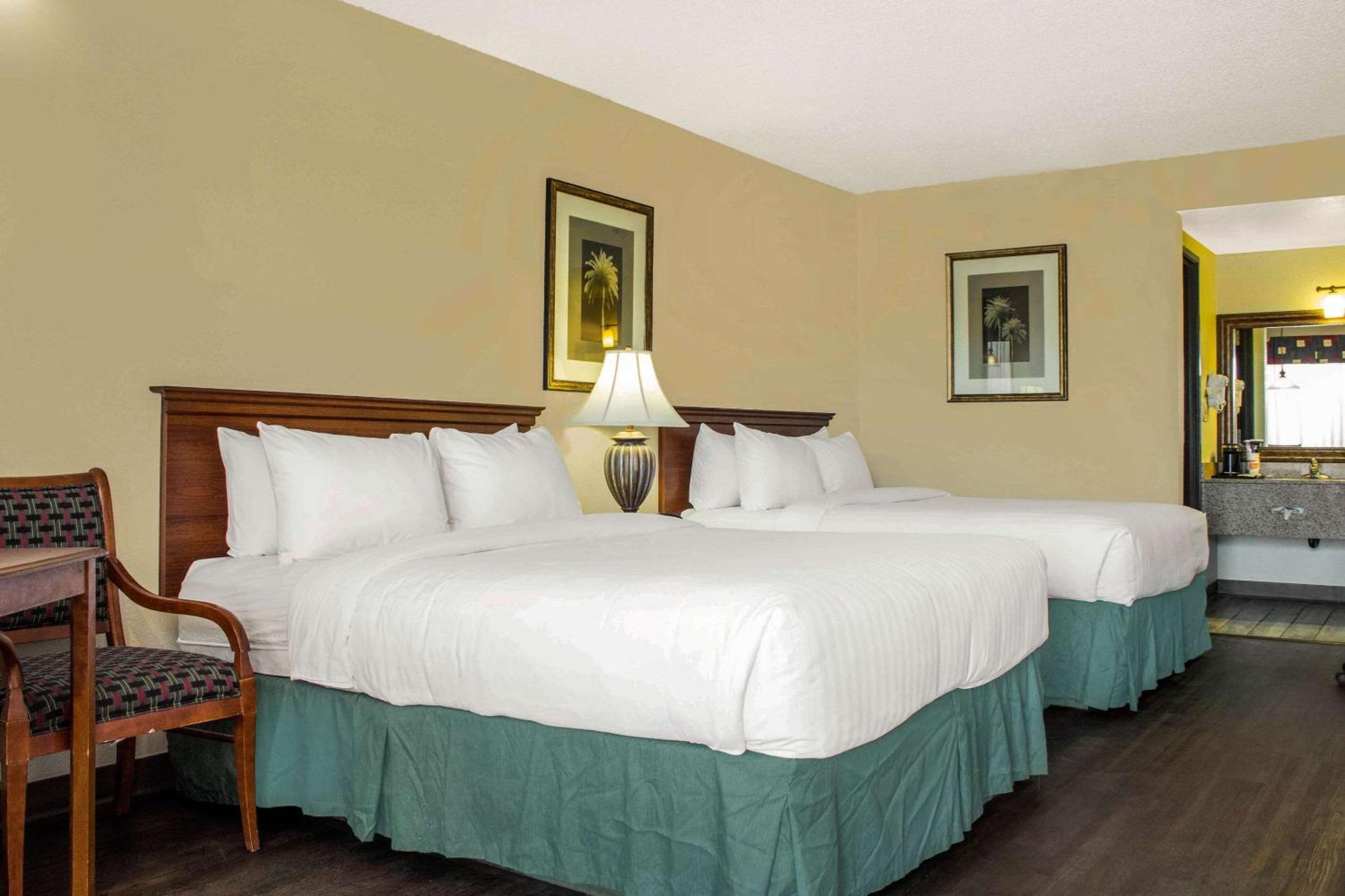 Queen Room with Two Queen Beds - Non-Smoking - Photo 1