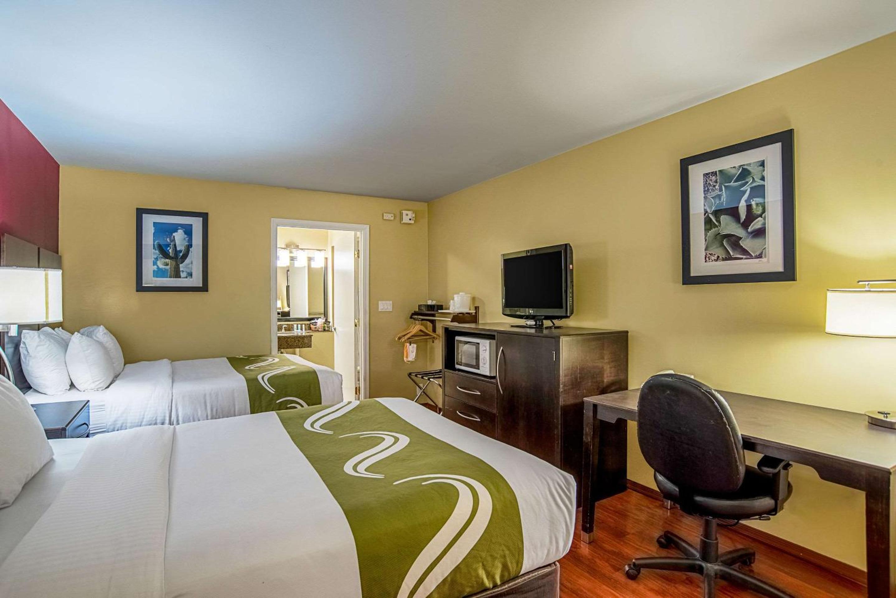 Double Room with Two Double Beds - Non-Smoking - Photo 2
