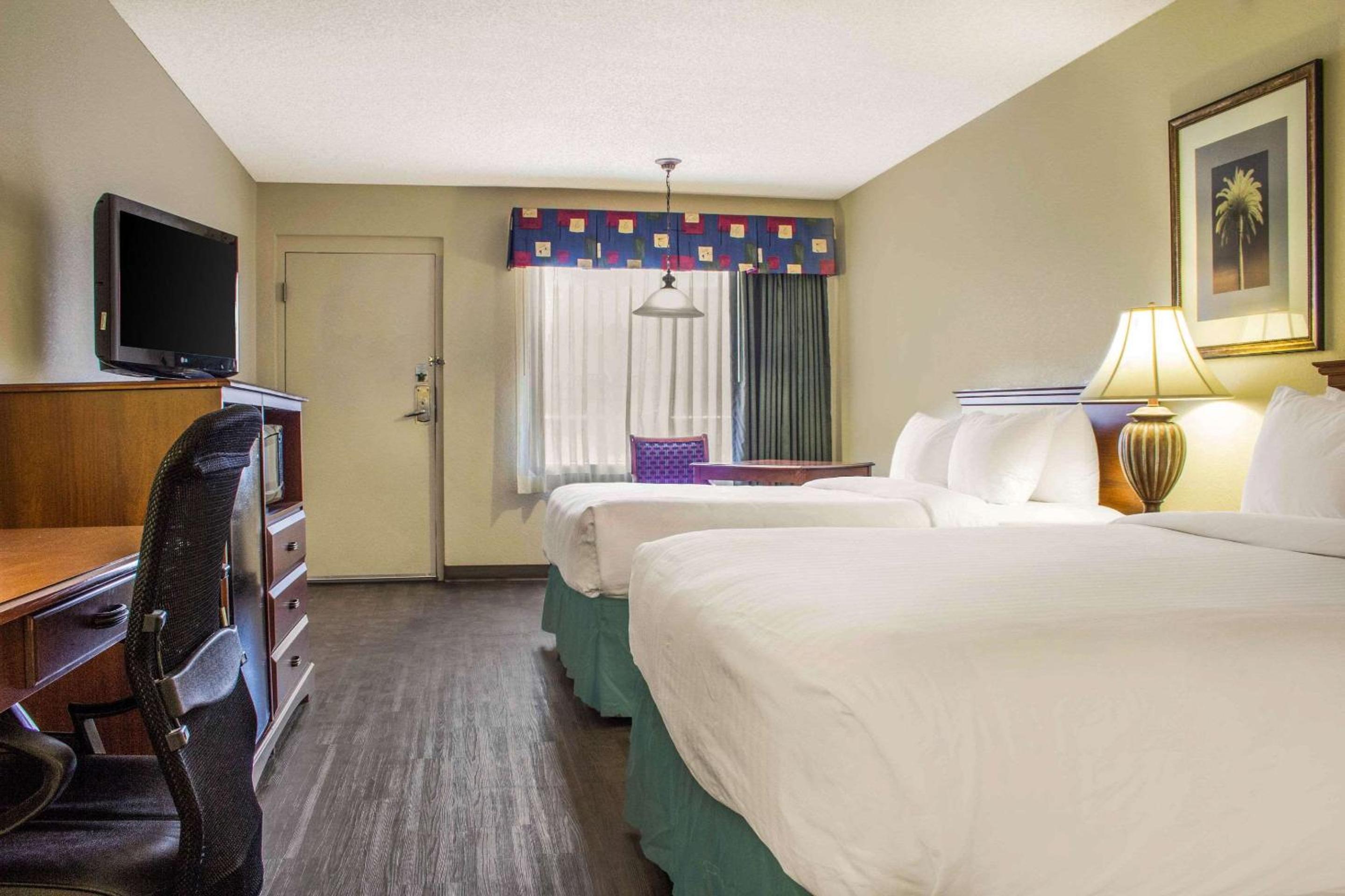 Queen Room with Two Queen Beds - Non-Smoking - Photo 4