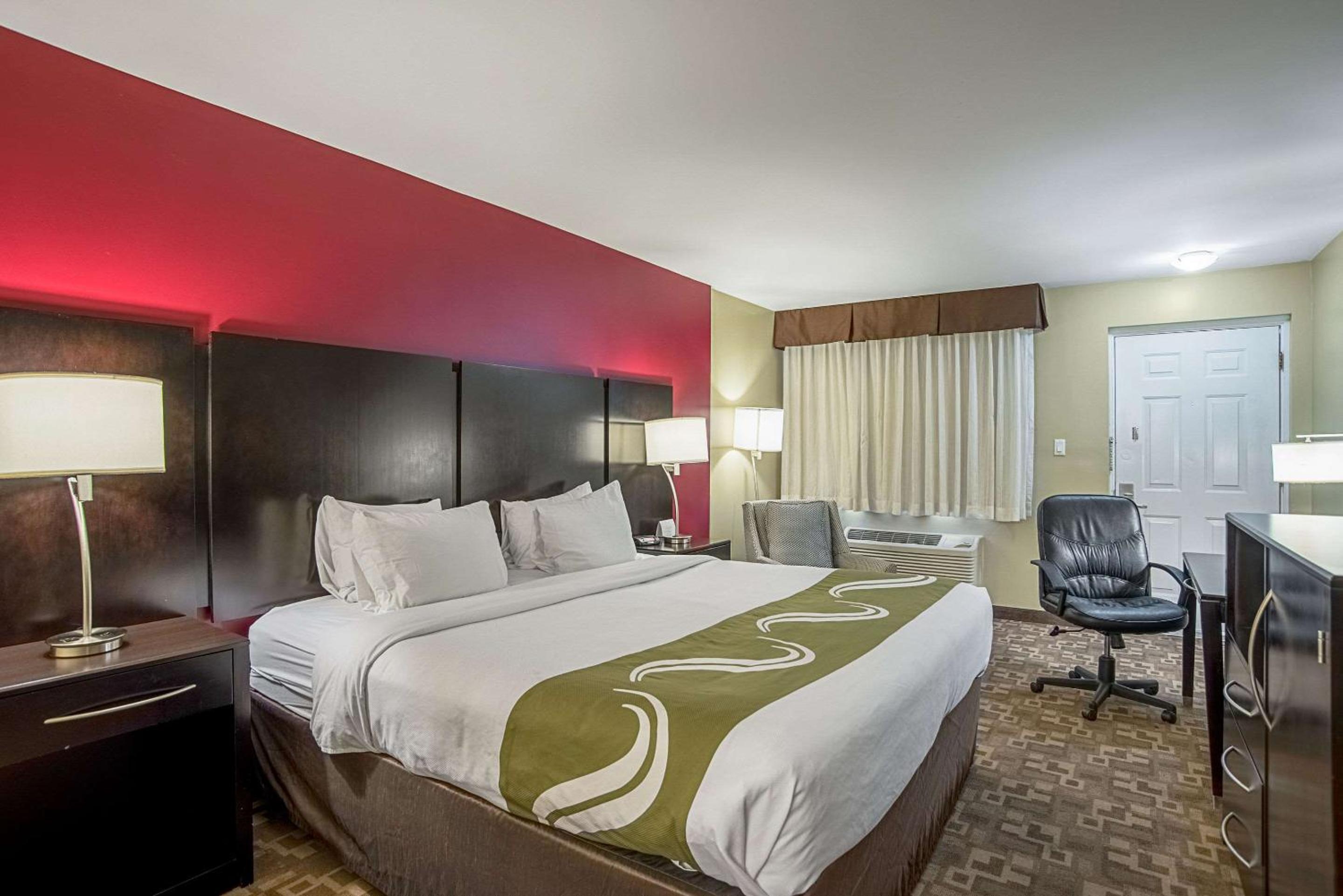 King Room - Non-Smoking - Photo 2