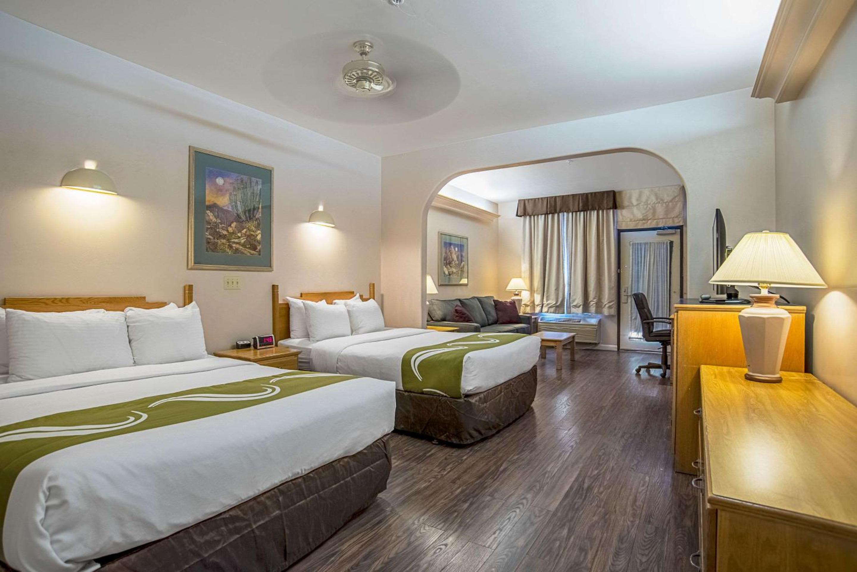 Queen Suite with Two Queen Beds - Non-Smoking - Photo 4