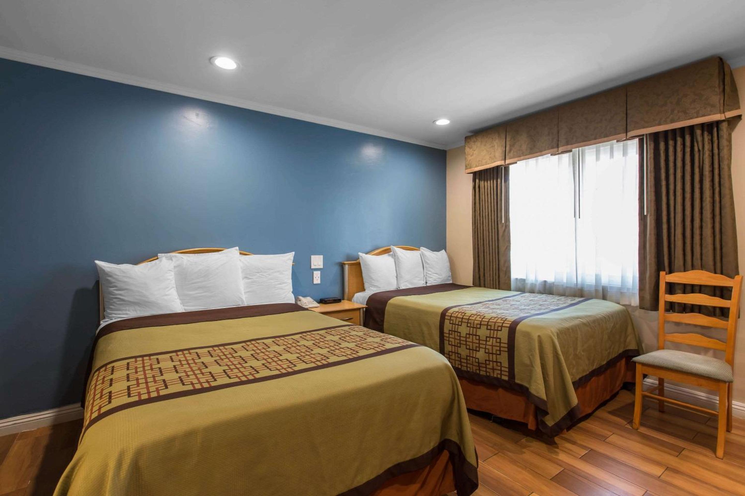 Standard Queen Room with Two Queen Beds - Non-Smoking - Photo 5