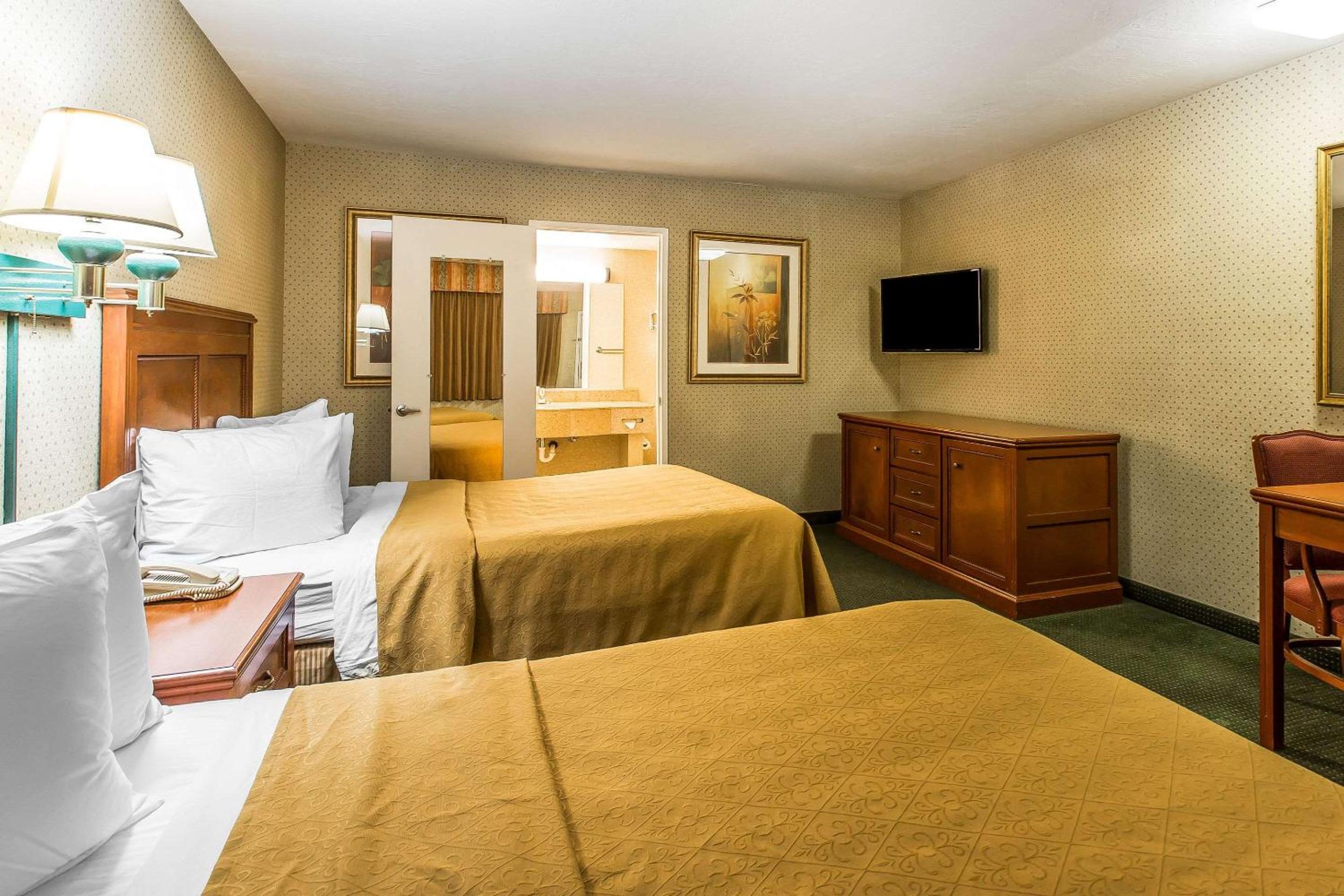 Queen Room with Two Queen Beds - Non-Smoking - Photo 3