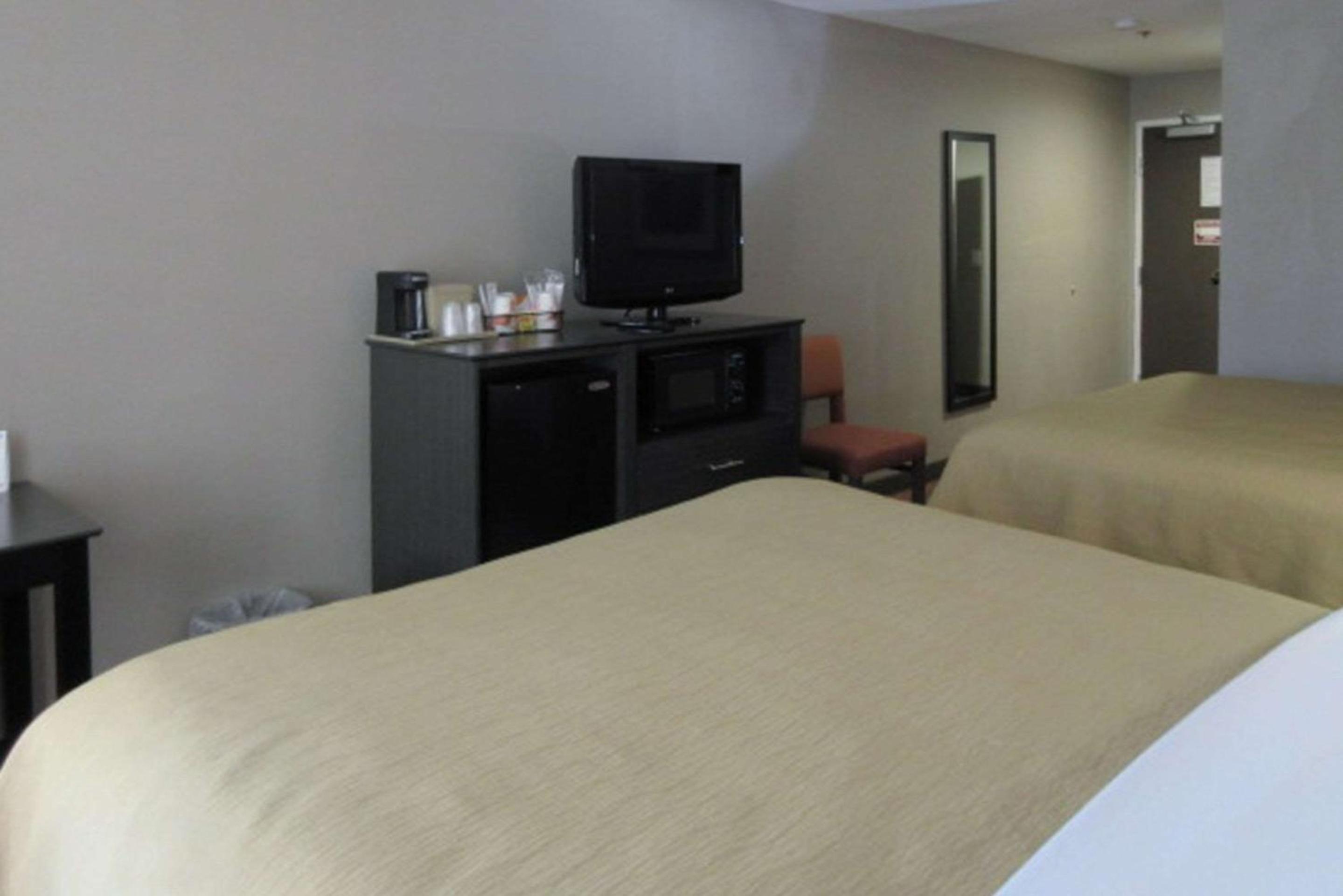 Queen Room with Two Queen Beds - Non-Smoking - Photo 3