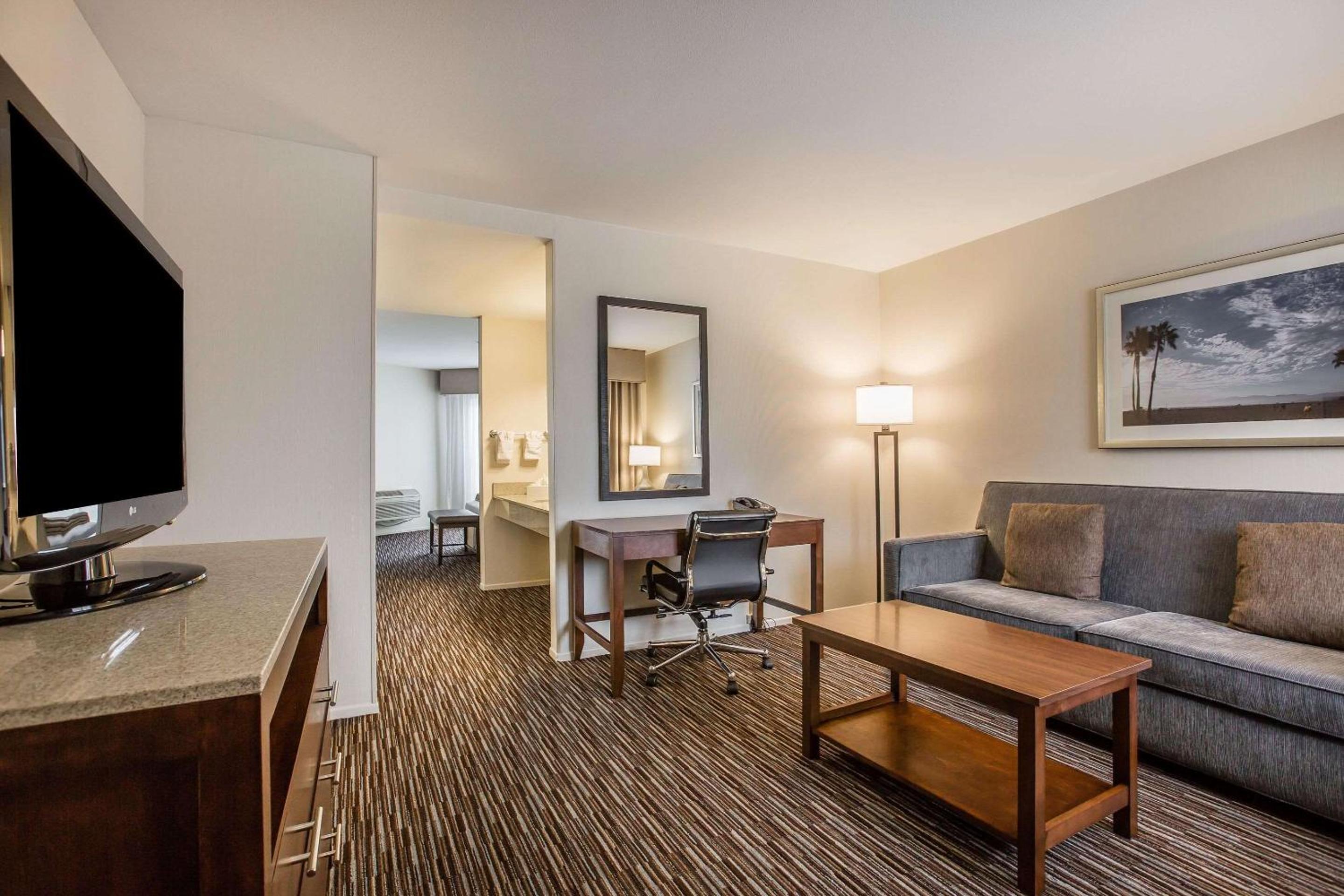 King Suite - Non-Smoking - Photo 1