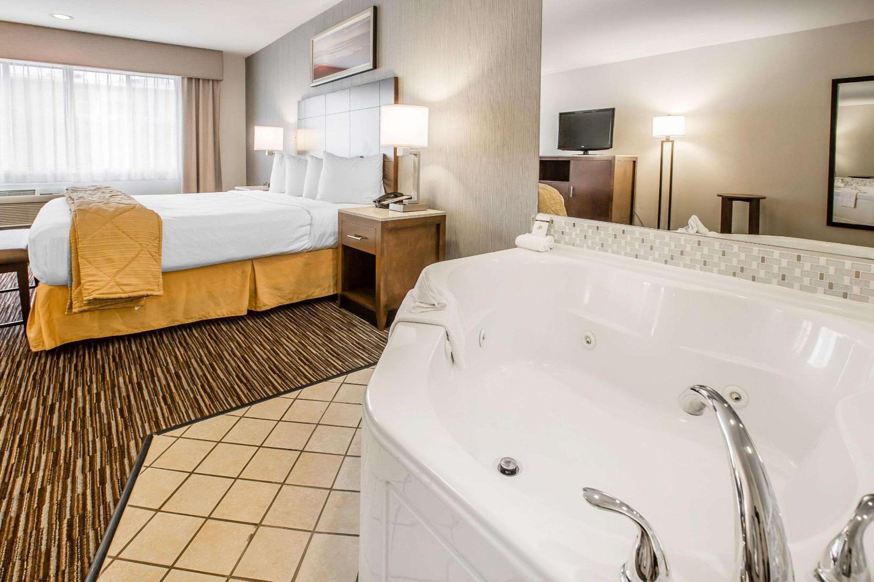 King Suite with Spa Bath - Non-Smoking - Photo 3