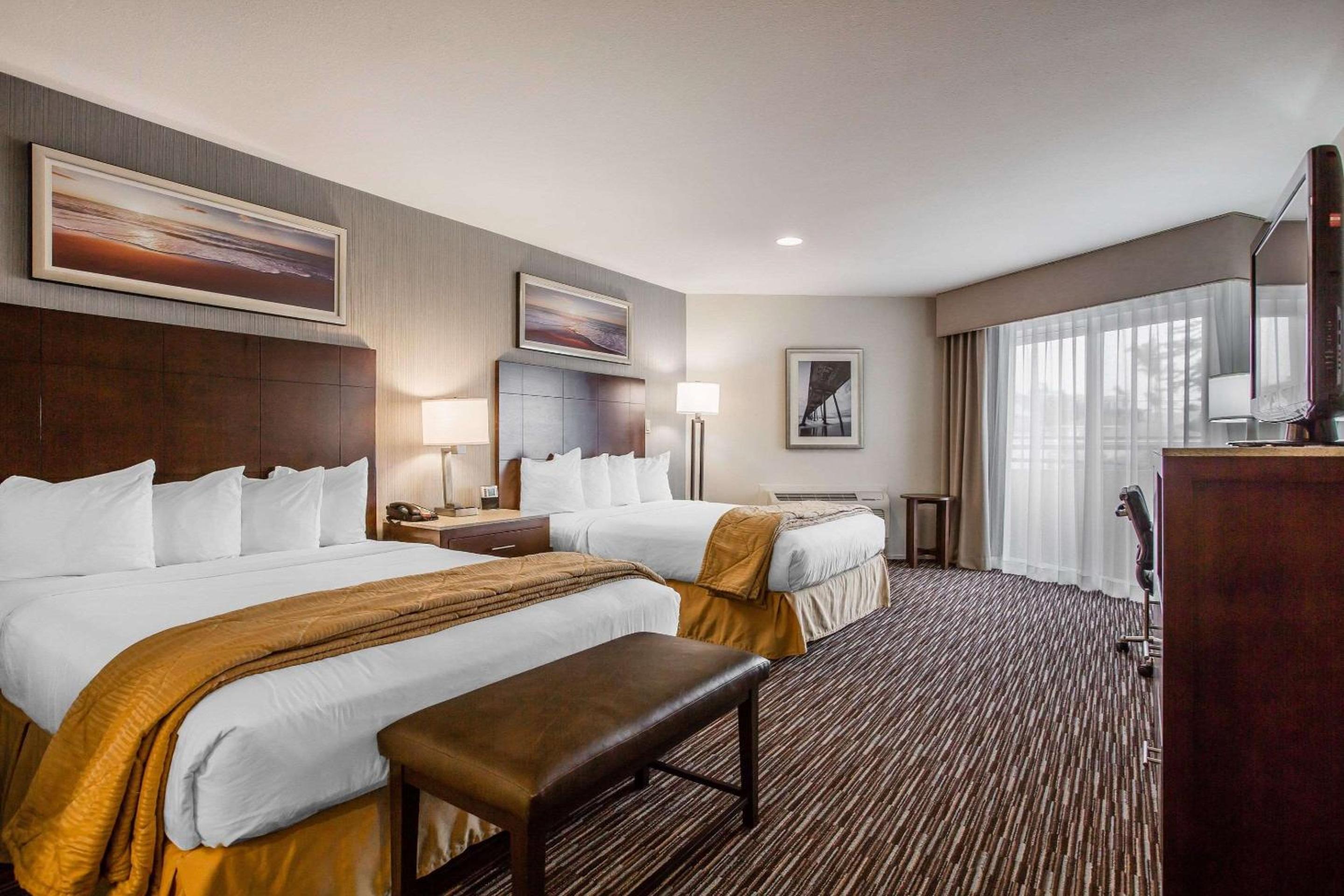 Queen Room with Two Queen Beds - Non-Smoking - Photo 1