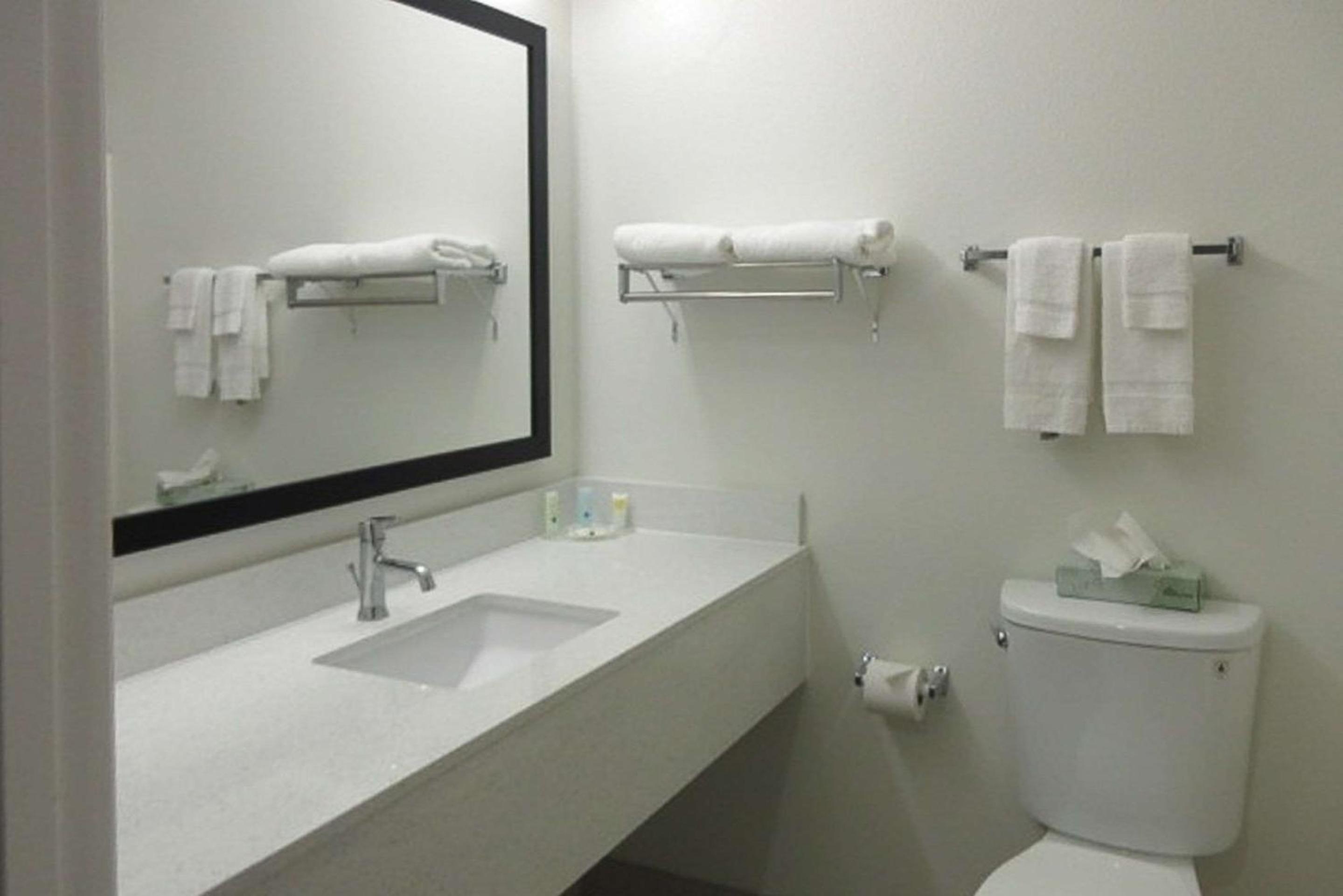 King Room - Non-Smoking - Photo 4