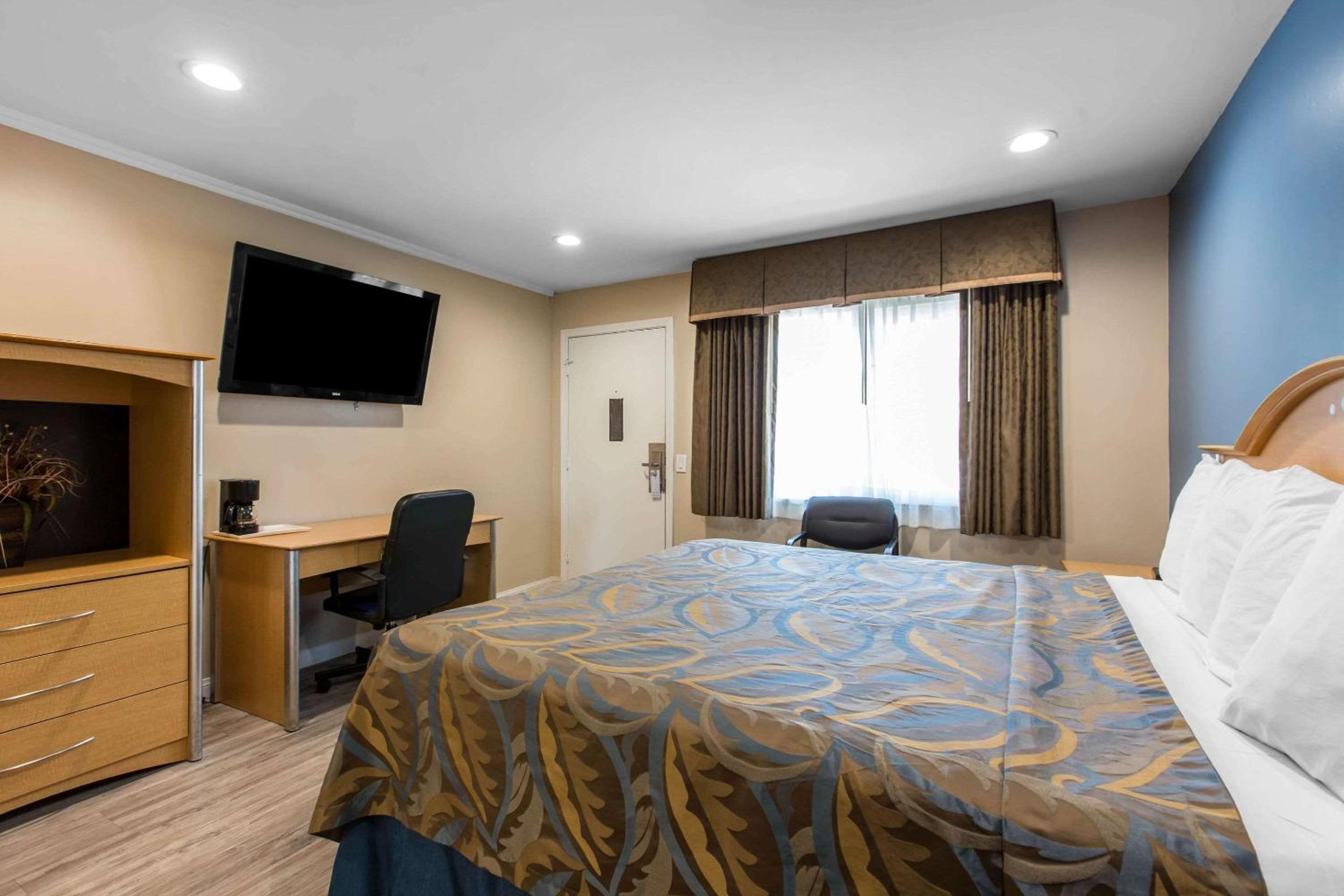 Standard King Room - Non-Smoking  - Photo 5