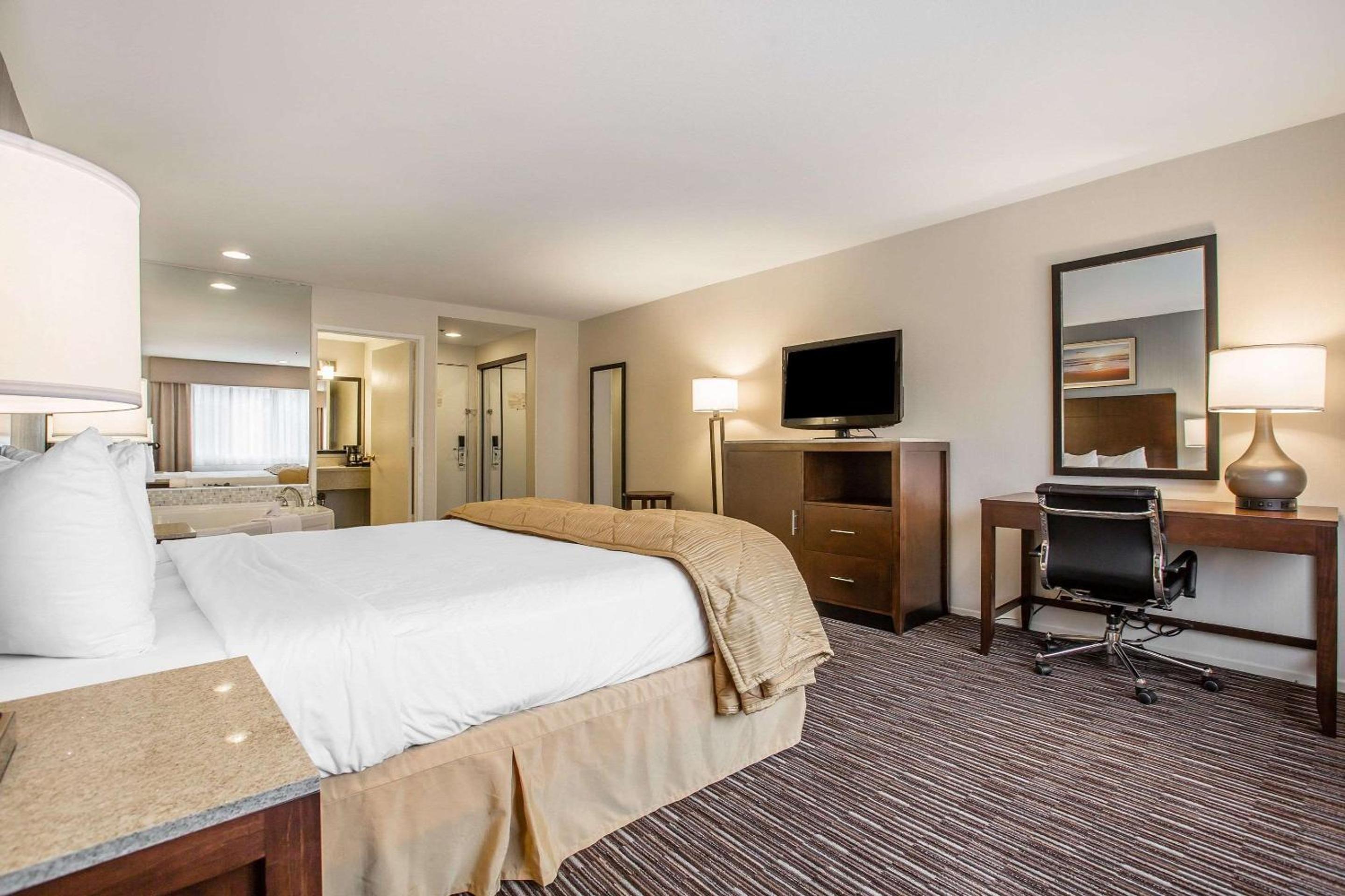 King Suite with Spa Bath - Non-Smoking - Photo 2