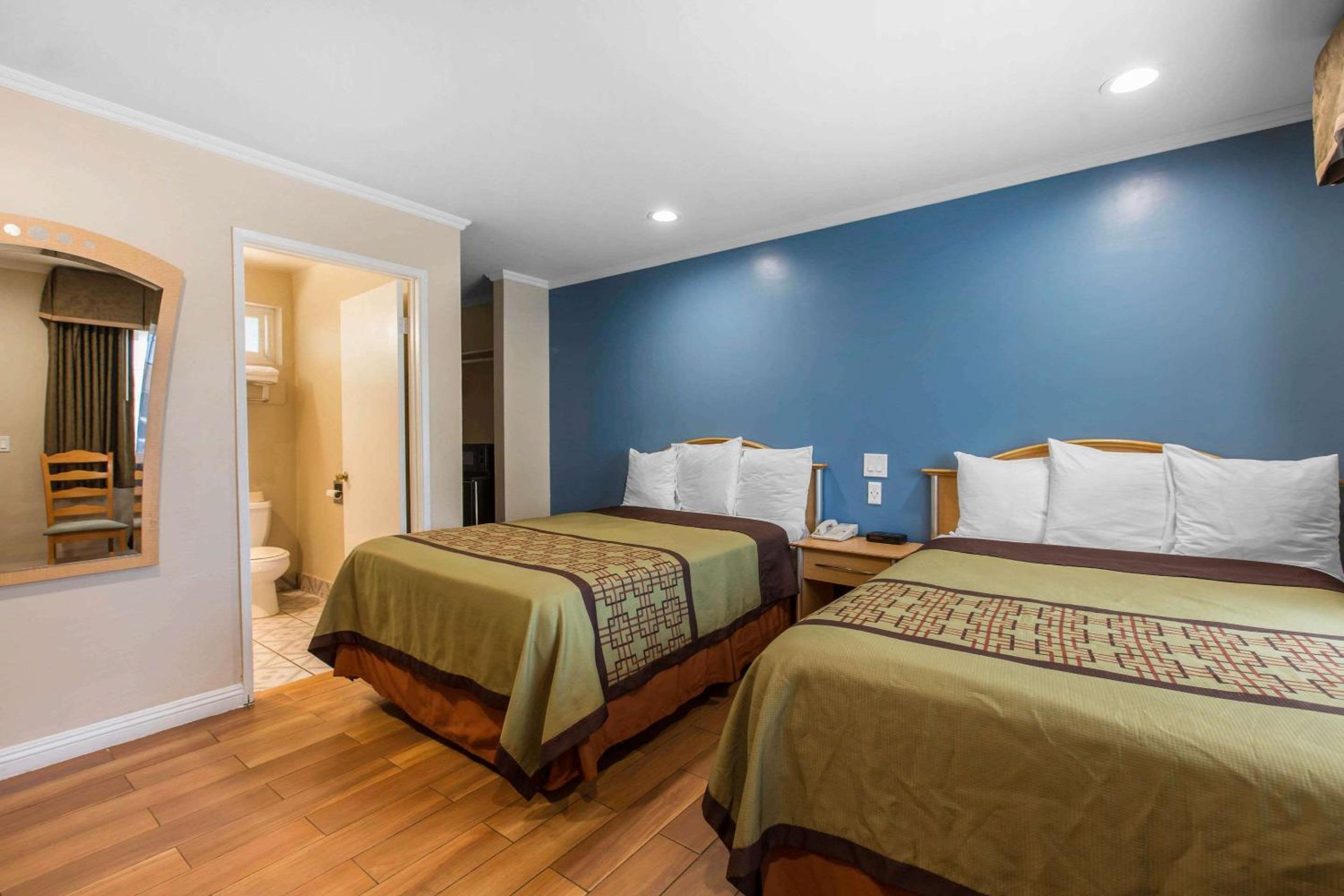 Standard Queen Room with Two Queen Beds - Non-Smoking - Photo 4