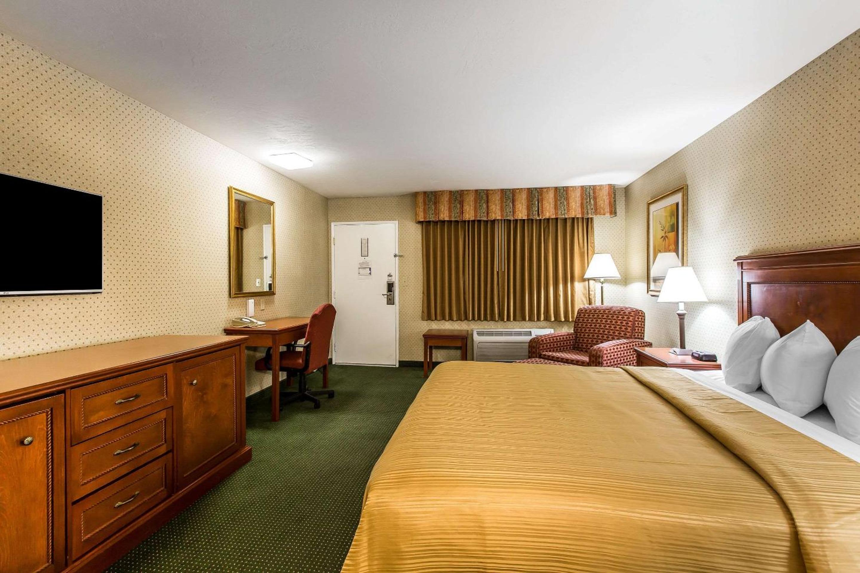 King Room - Non-Smoking - Photo 4