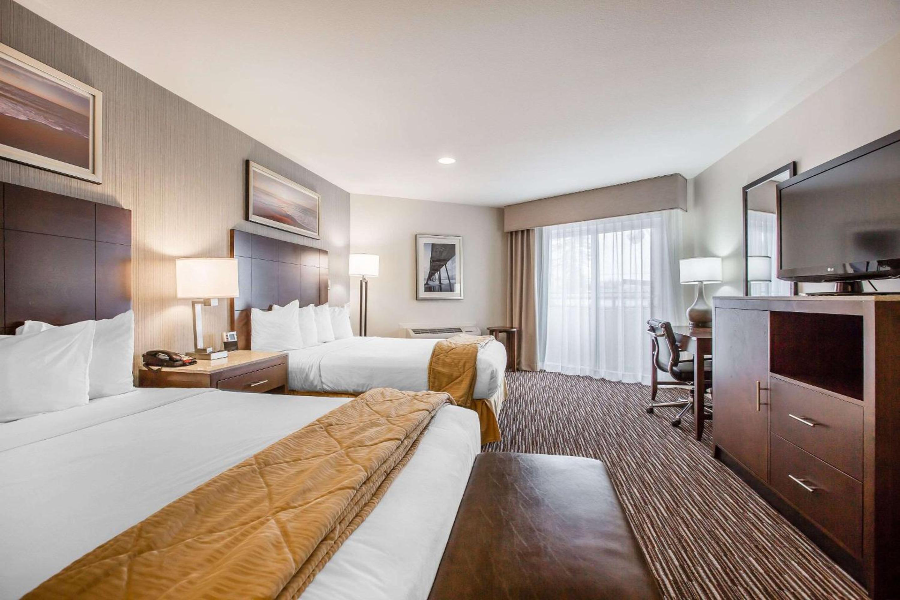 Queen Room with Two Queen Beds - Non-Smoking - Photo 2