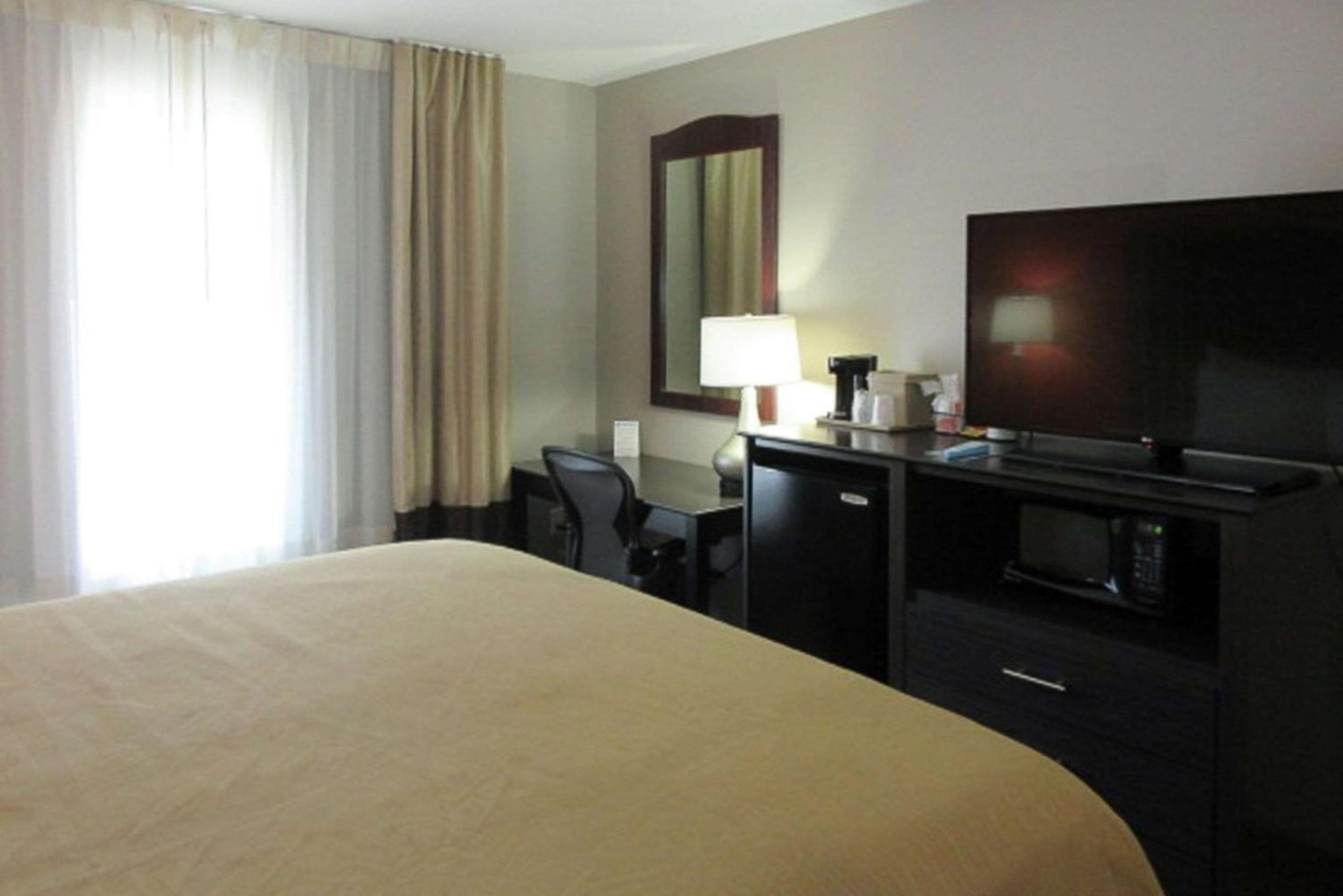 King Room - Non-Smoking - Photo 3