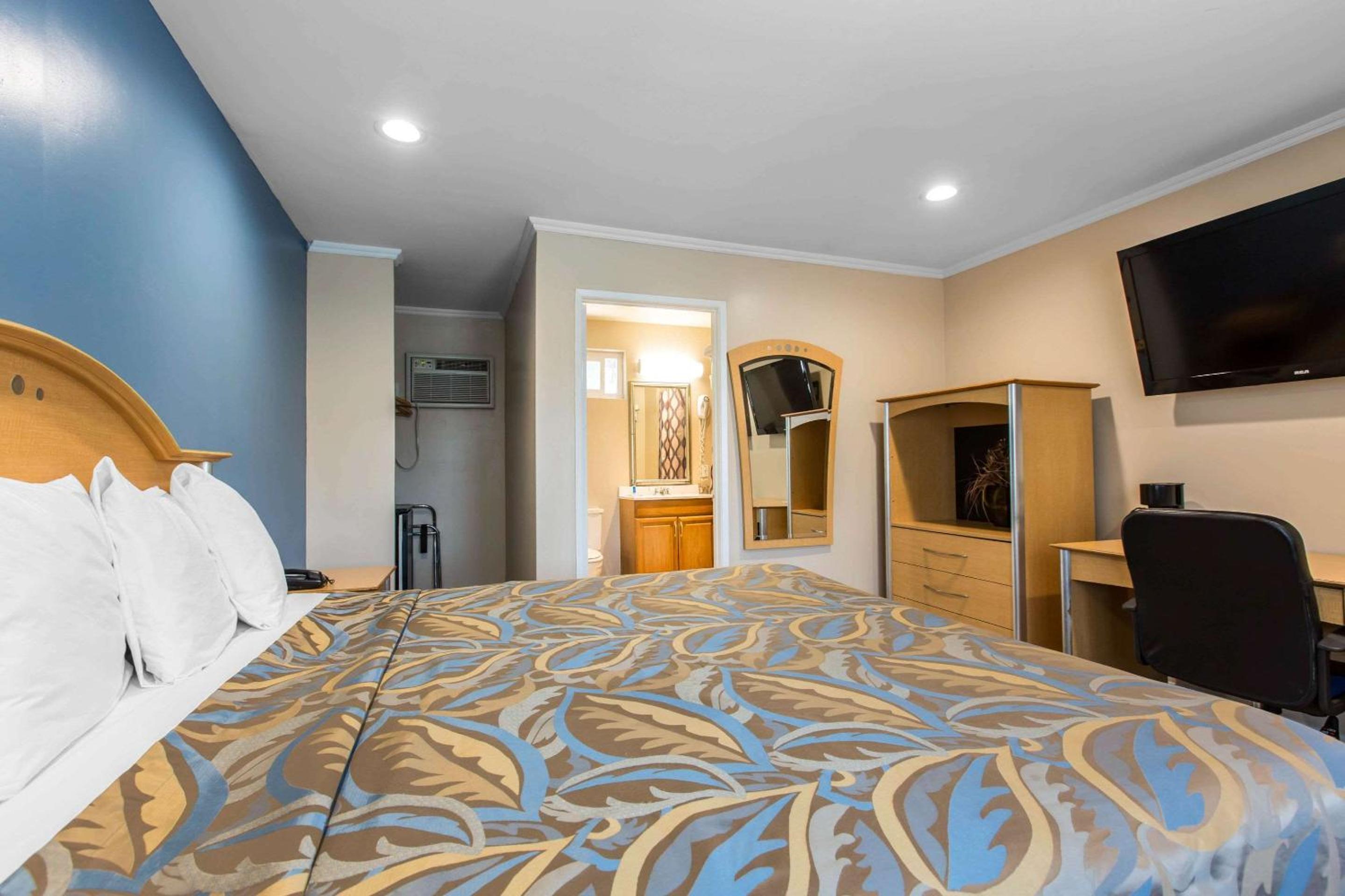 Standard King Room - Non-Smoking  - Photo 7