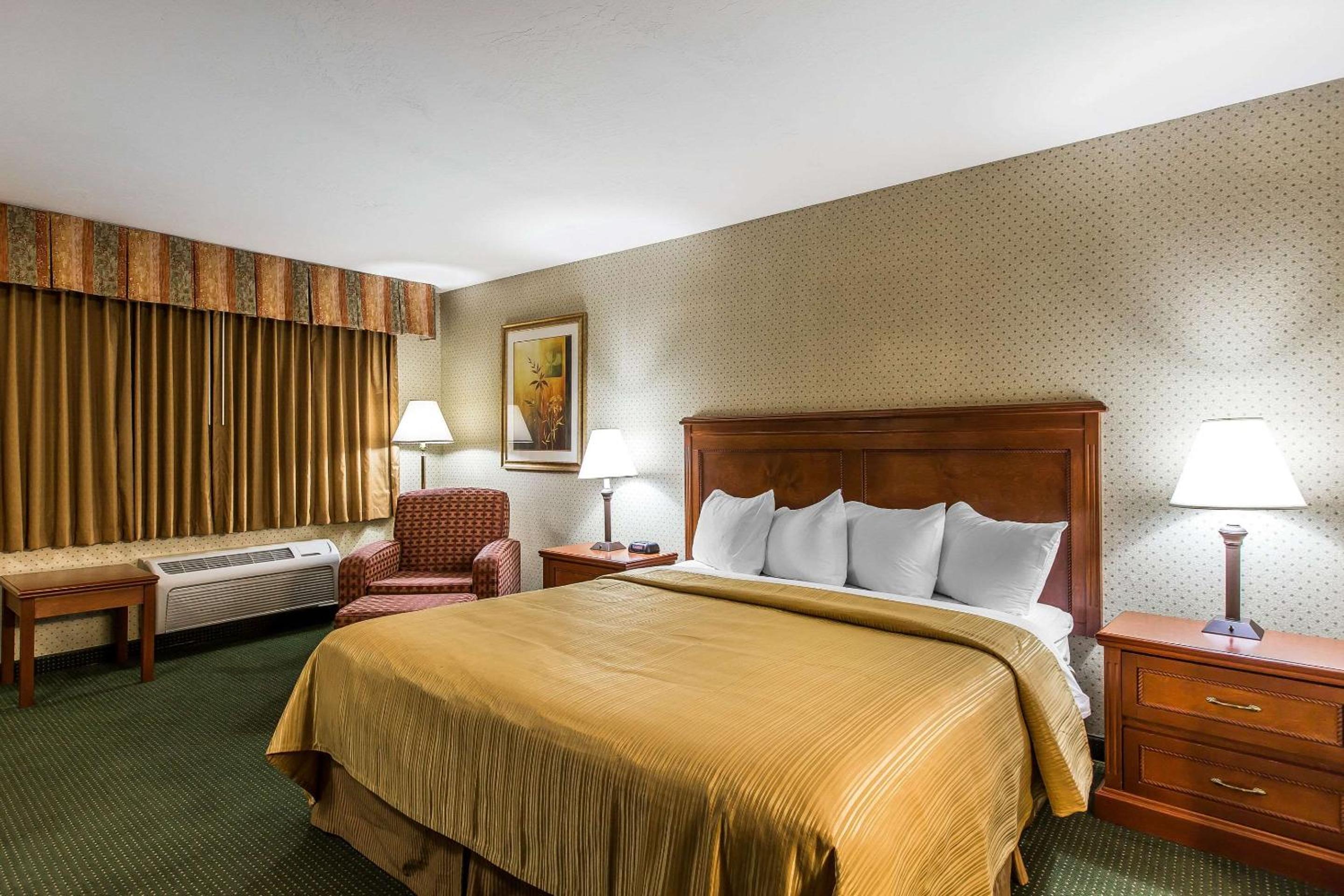 King Room - Non-Smoking - Photo 3