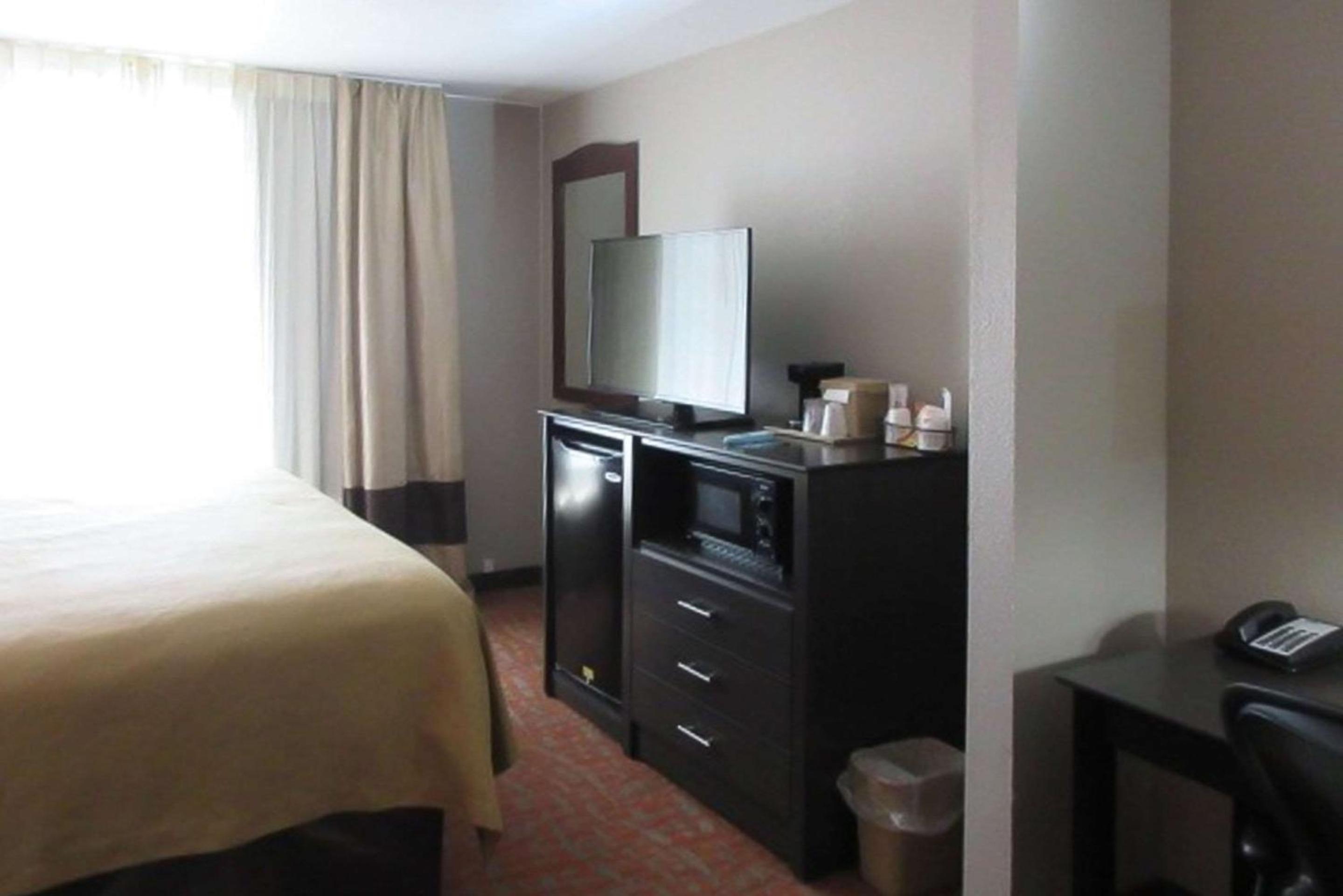 Queen Room - Accessible/Non-Smoking - Photo 2