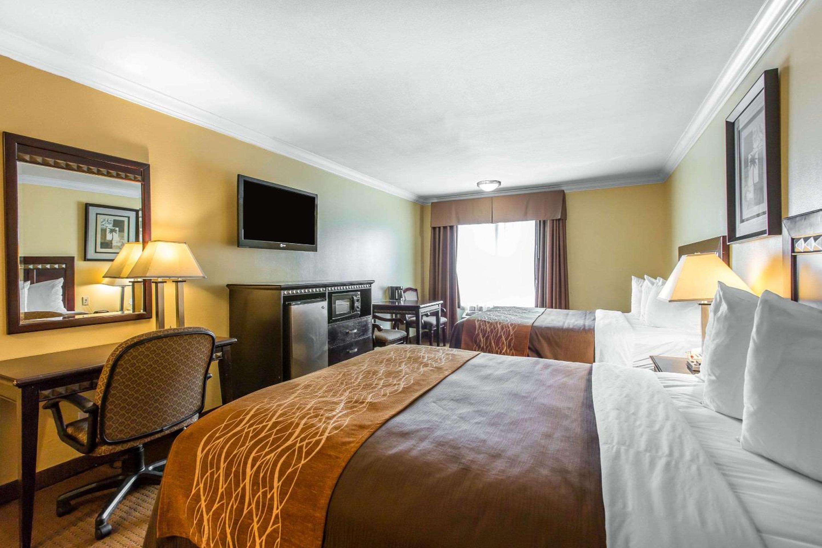 Standard Room, 2 Queen Beds, Non Smoking - Photo 2