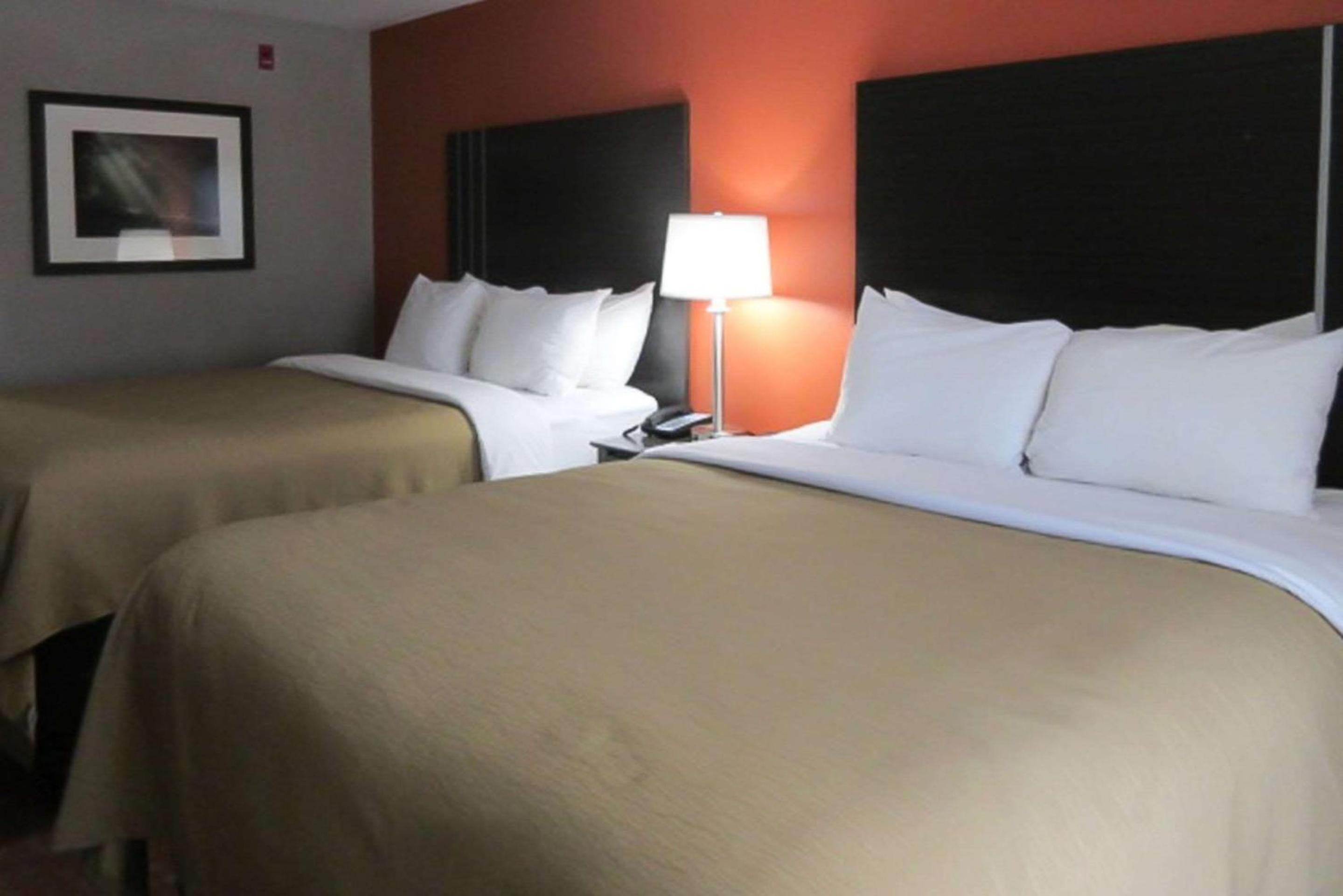 Queen Room with Two Queen Beds - Non-Smoking - Photo 4