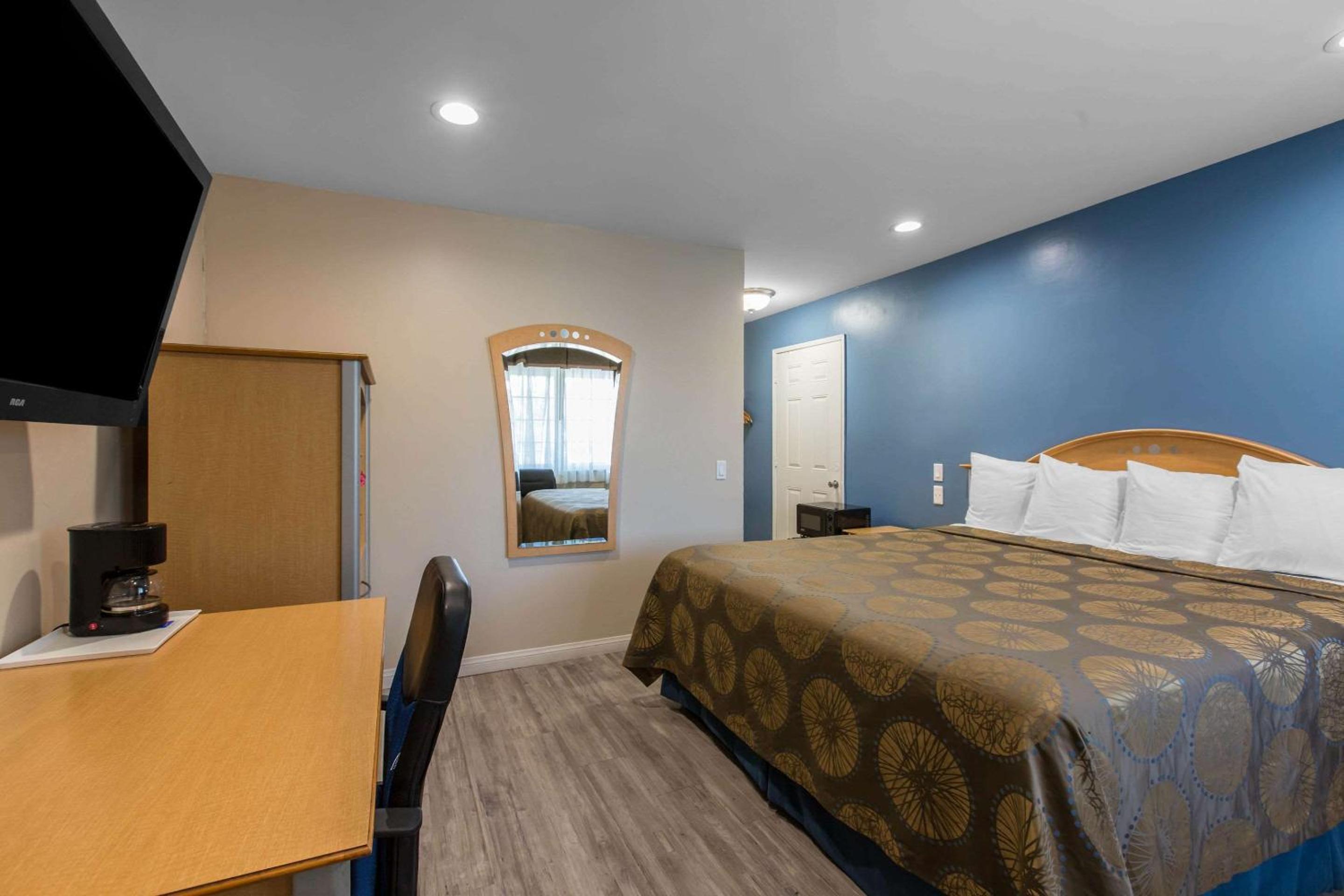 Standard King Room - Non-Smoking  - Photo 1