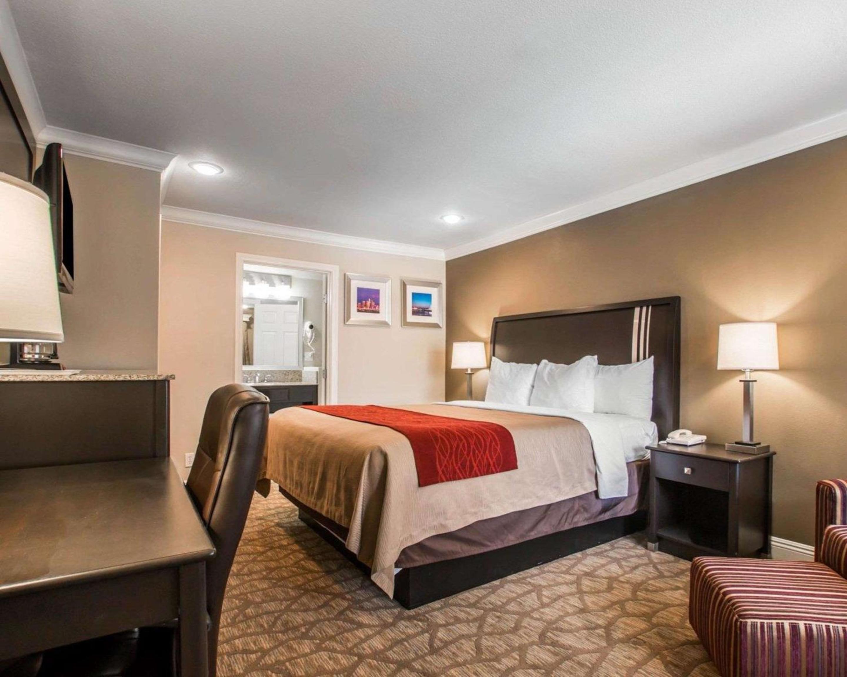 Deluxe Room, 1 King Bed, Jetted Bathroom Tub, Non Smoking - Photo 4