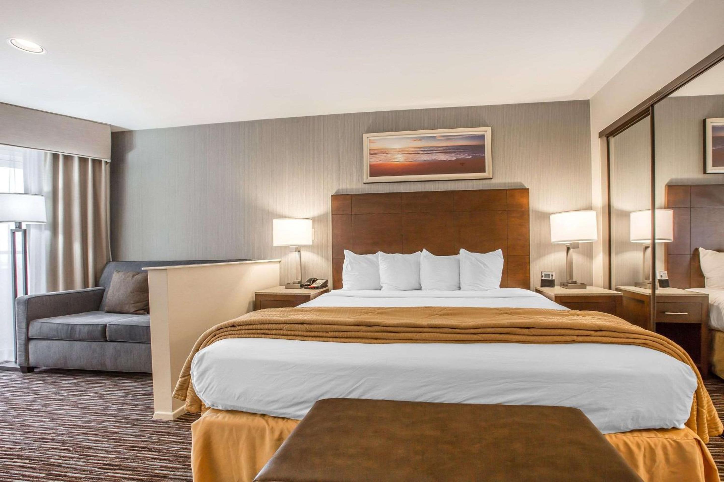King Room - Non-Smoking - Photo 4