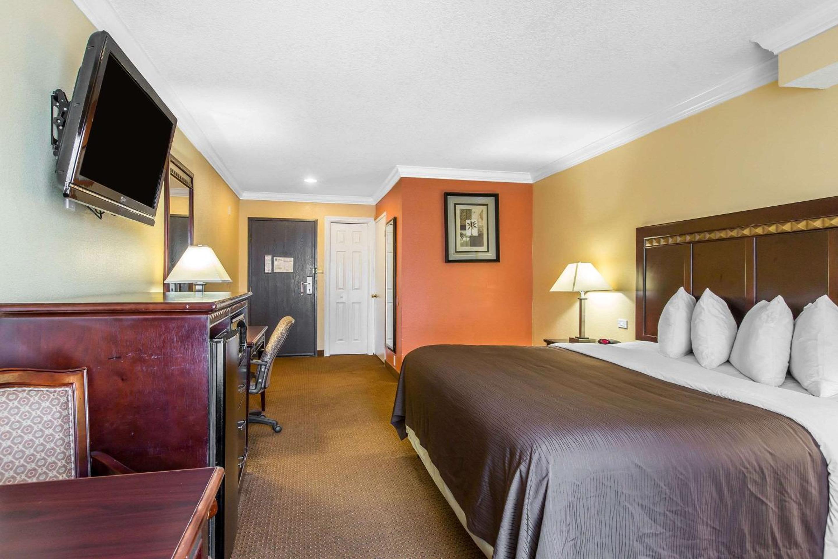 Standard Room, 1 King Bed, Non Smoking - Photo 3