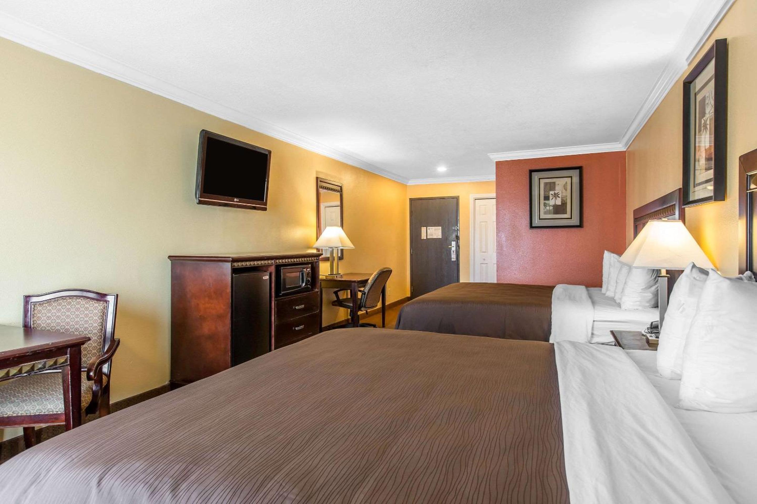 Deluxe Room, 2 King Beds, Non Smoking - Photo 1