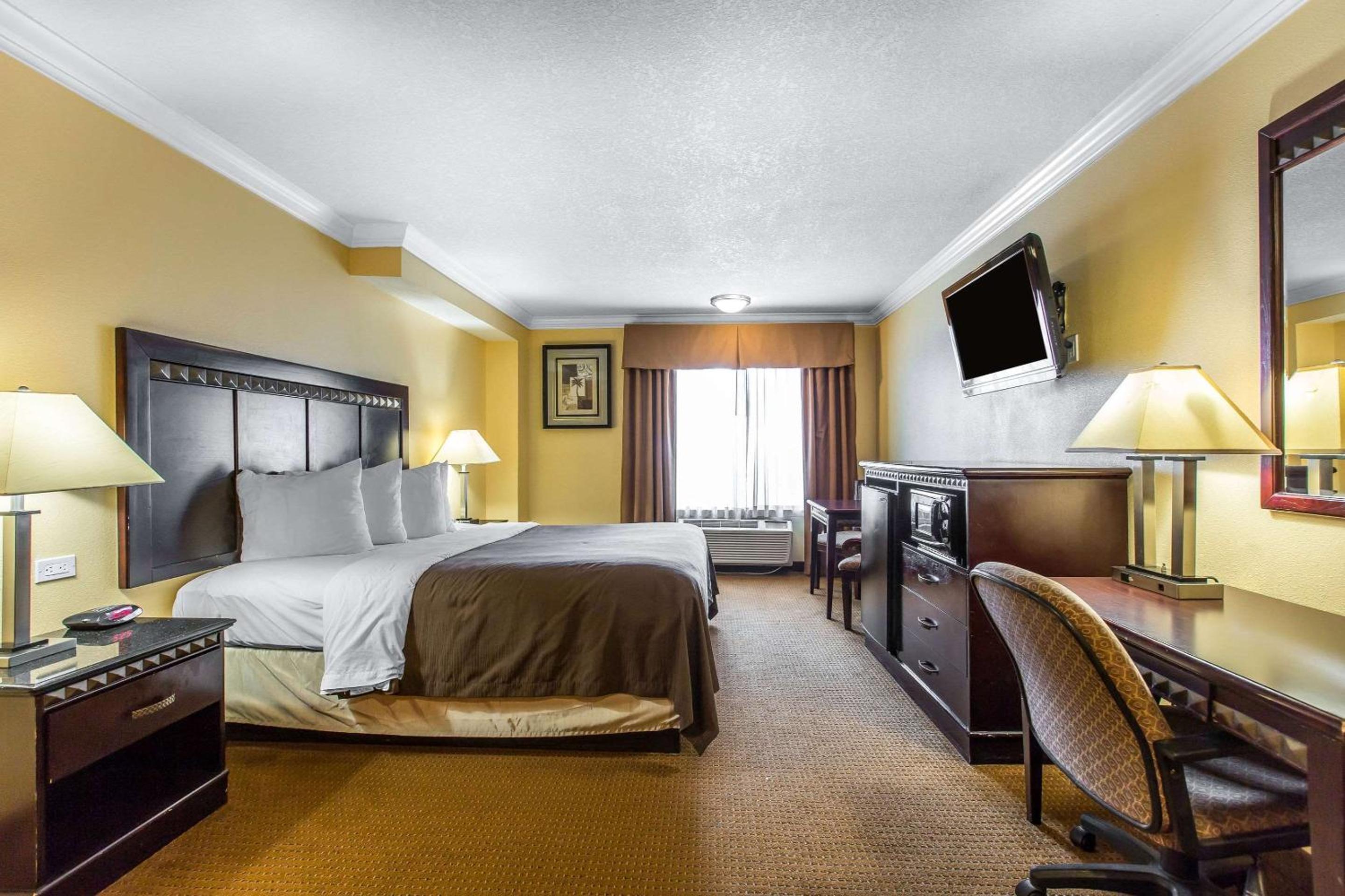 Standard Room, 1 King Bed, Non Smoking - Photo 5