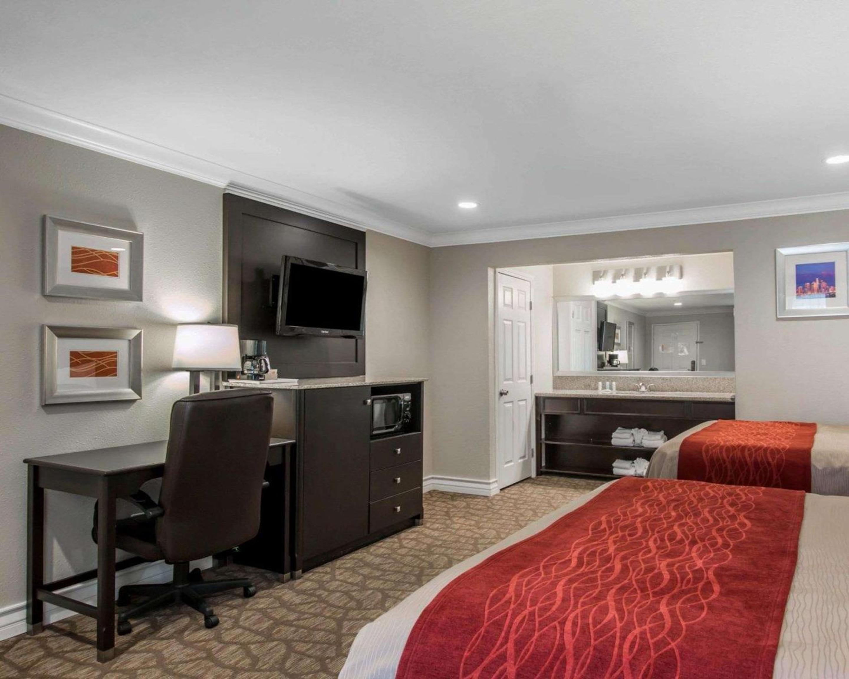 Standard Room, 2 Queen Beds, Non Smoking - Photo 4