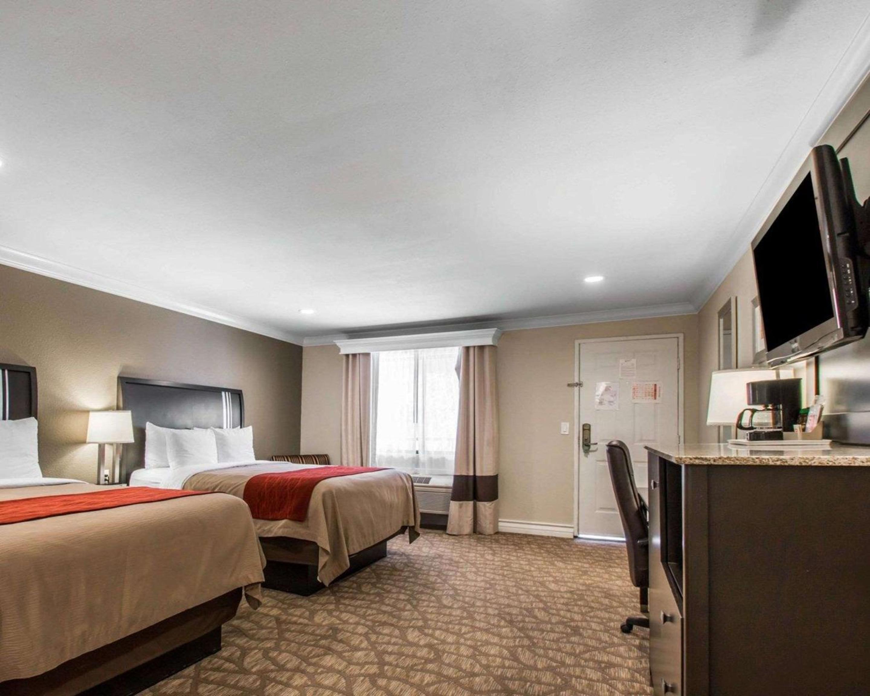 Standard Room, 2 Queen Beds, Non Smoking - Photo 2